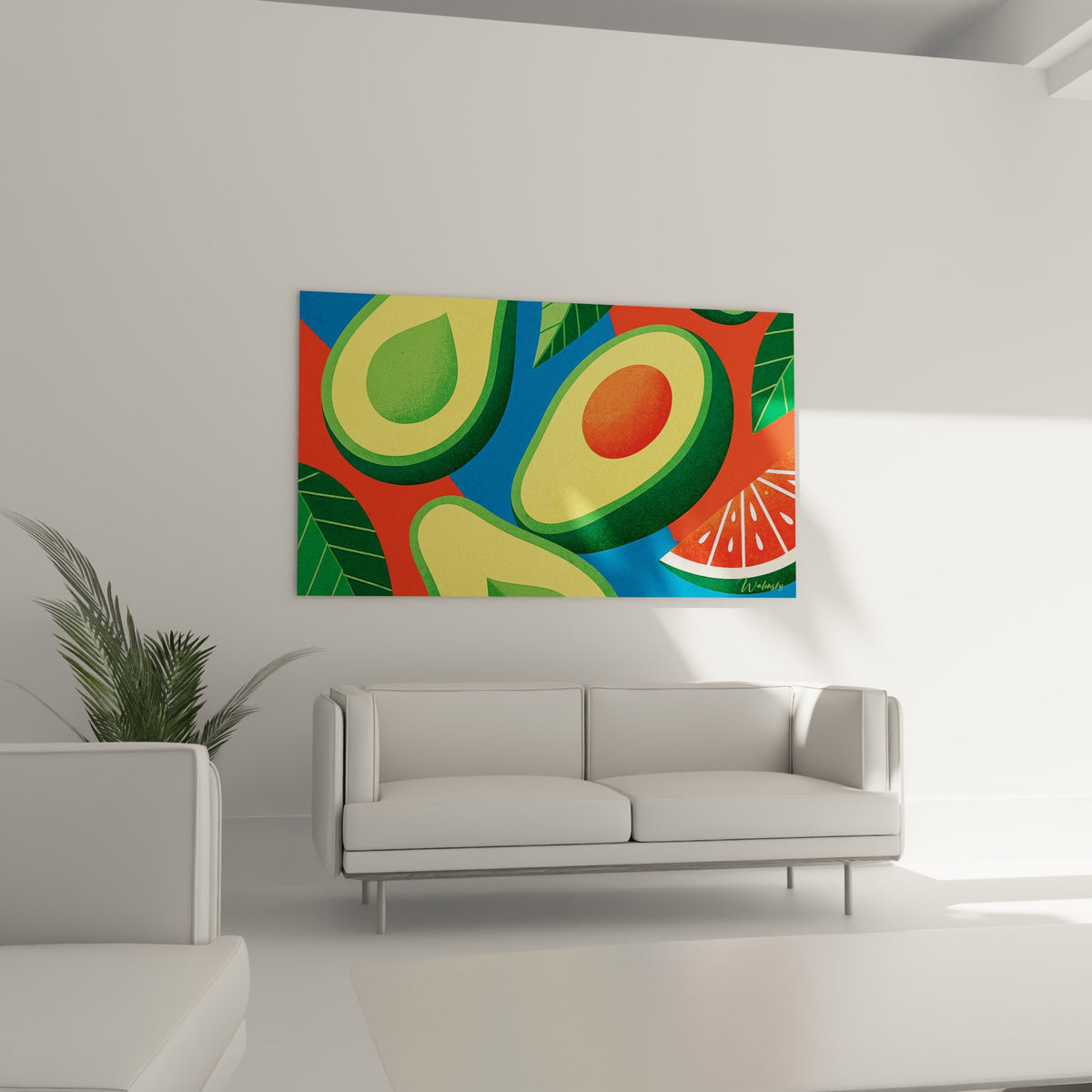 Avocats et pastèque en tons rouge et bleu, tableau suspendu au-dessus d'un canapé dans un salon lumineux