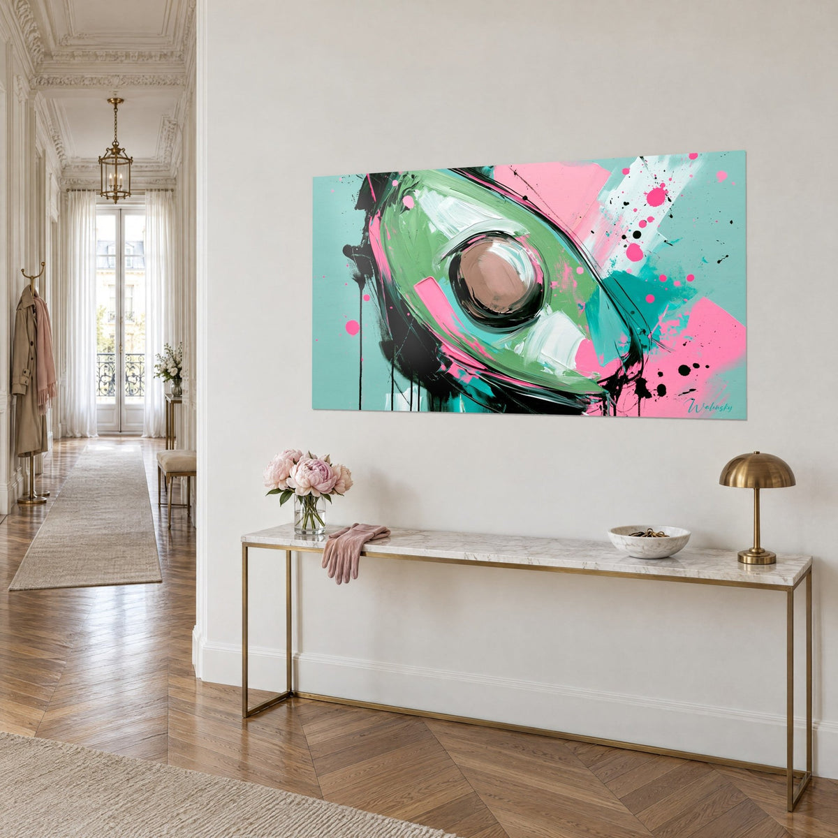 Tableau fruit tropical coupé en pâte épaisse verte, taches turquoise et roses, vu de biais sur une console dorée haussmannienne