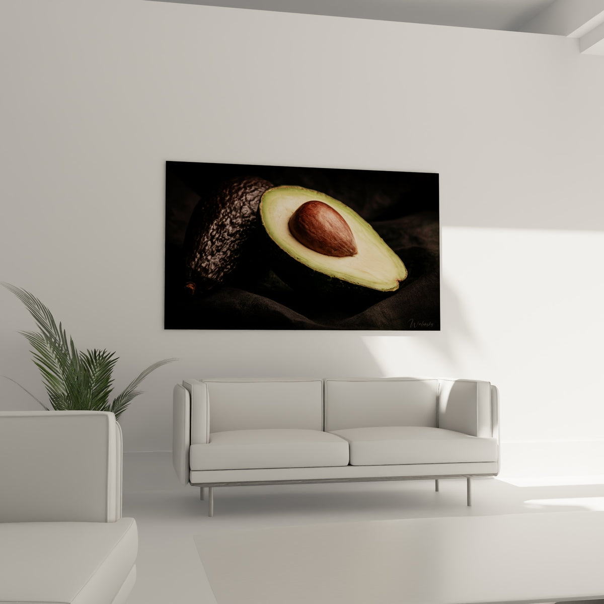 Chair crémeuse vert olive et noyau brun rougeâtre d'un avocat, au-dessus d'un canapé dans un salon lumineux