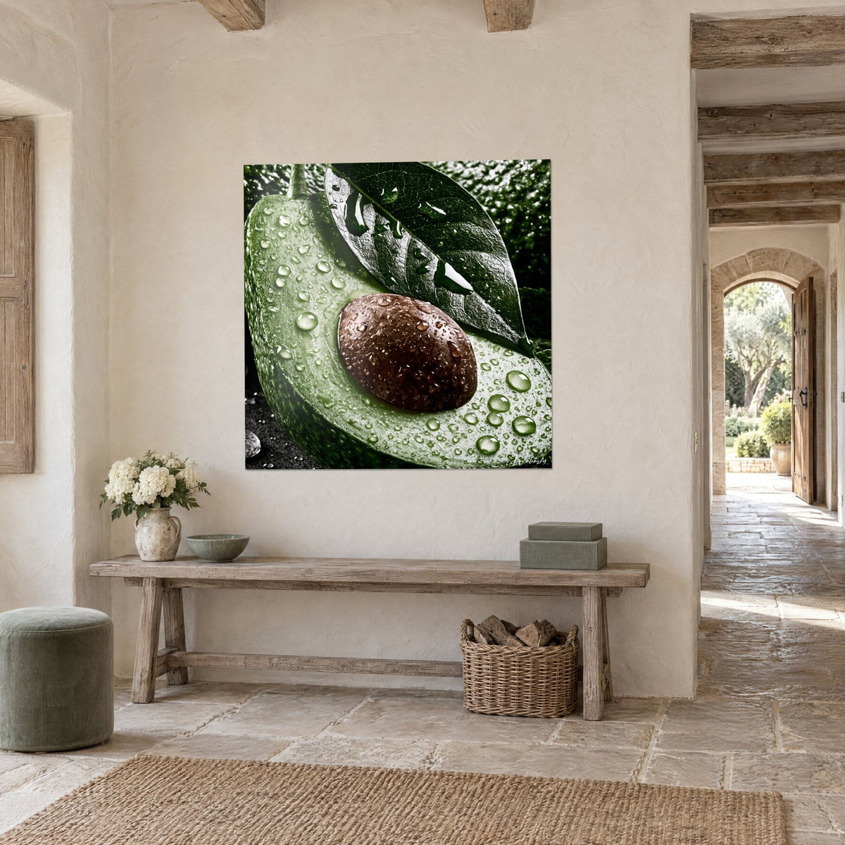 Tableau fruit tropical coupé en deux, chair vert tendre et noyau marron lustré, accroché au-dessus d'une console en bois, vue de trois-quarts