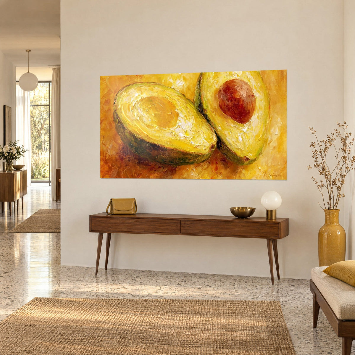 Tableau fruit tropical ouvert au noyau brun roux, nuances d'or et de vert olive, pâte épaisse, sur un mur beige de couloir