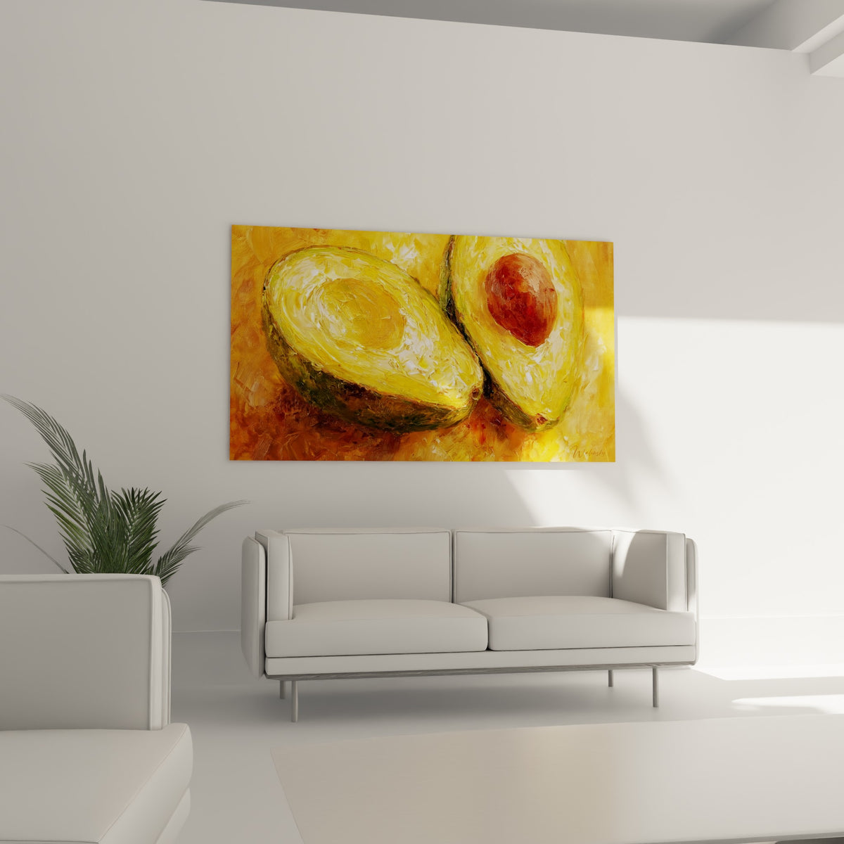 Avocat coupé jaune miel et vert, texture épaisse au couteau, suspendu au-dessus d'un canapé dans un salon lumineux