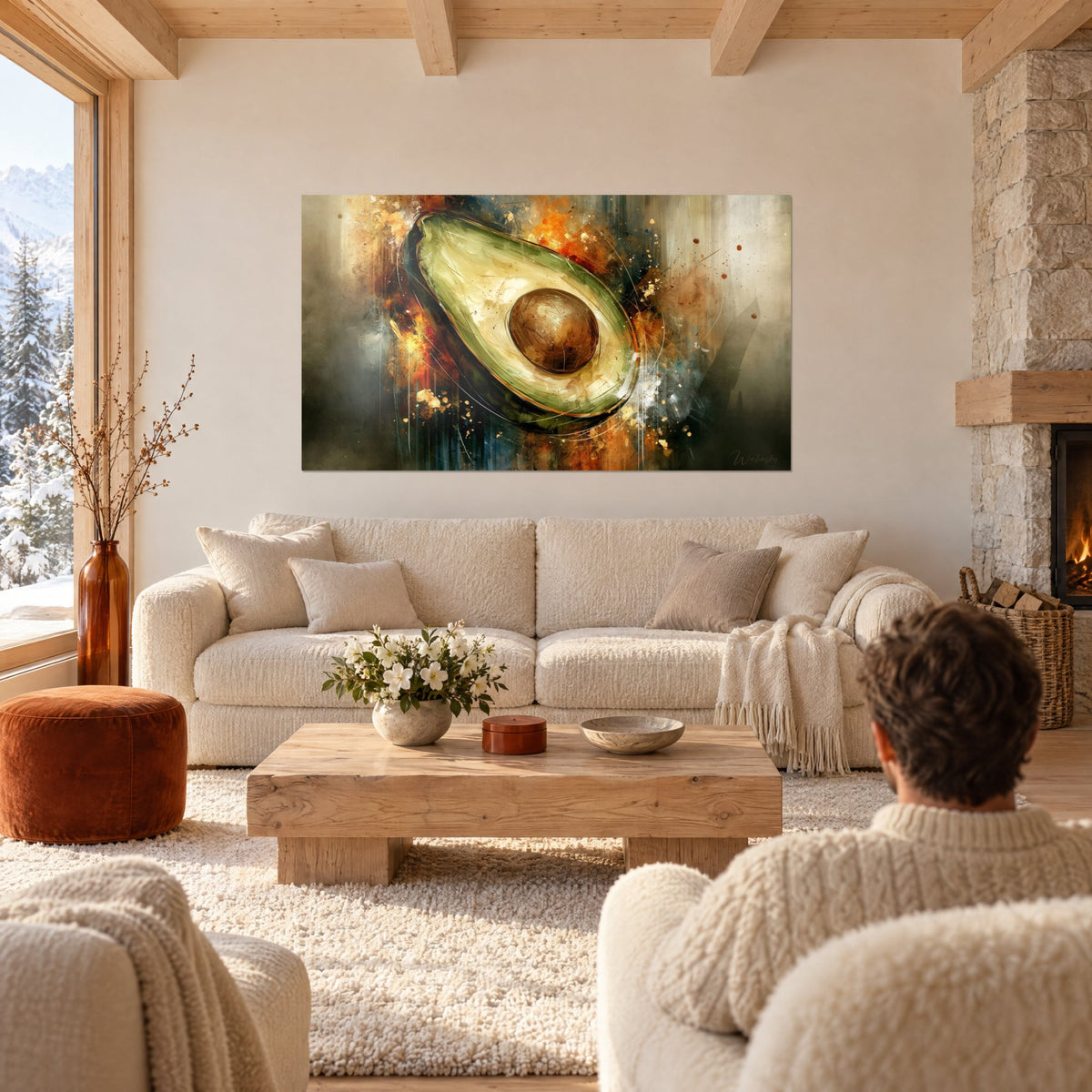 Tableau demi-avocat vert olive et ocre, noyau brun lustré, éclaboussures orangées, couple de dos au-dessus d'un canapé dans un salon lumineux