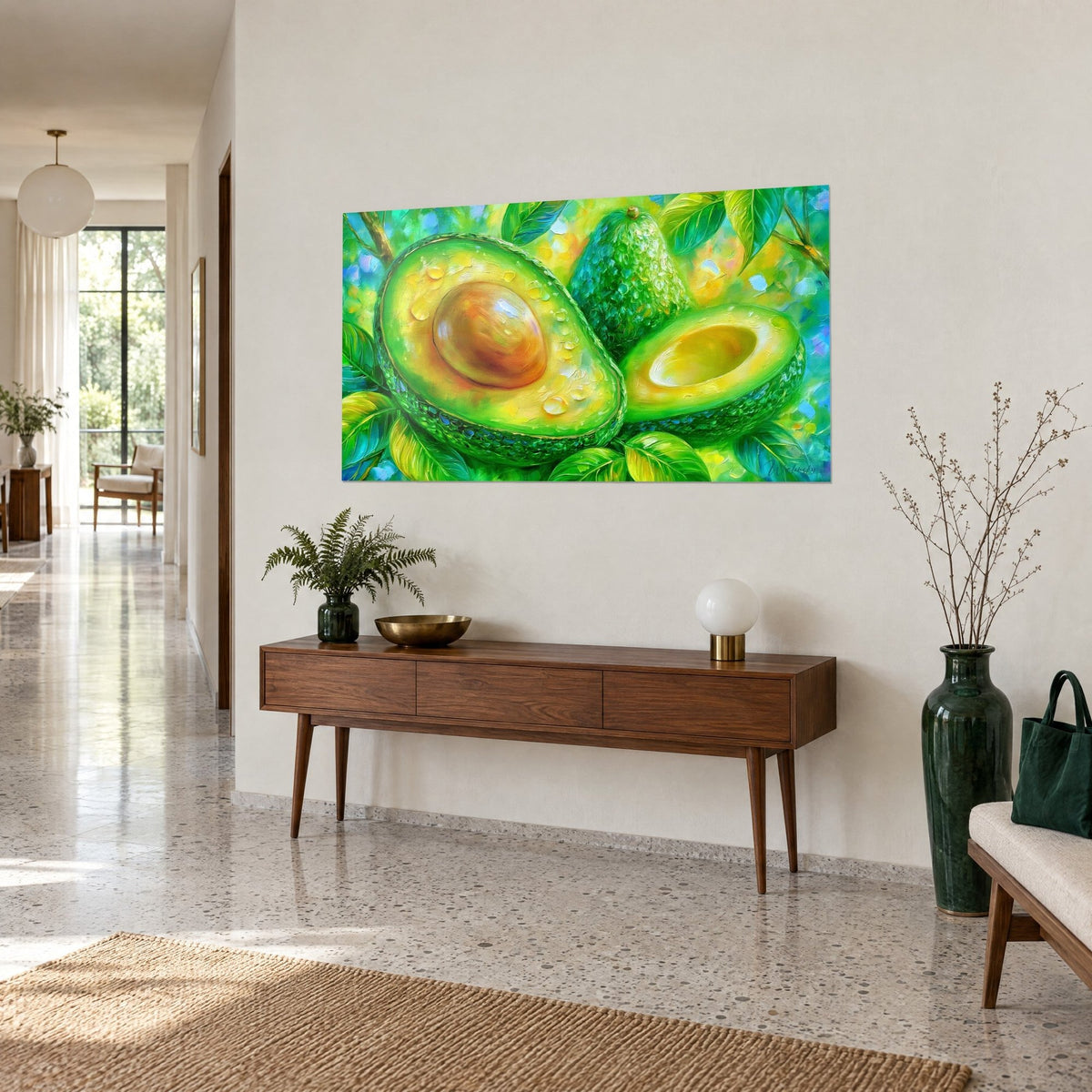 Tableau fruit tropical coupé en deux, peau verte écailleuse et chair dorée, sur un mur beige au-dessus d'un buffet en bois