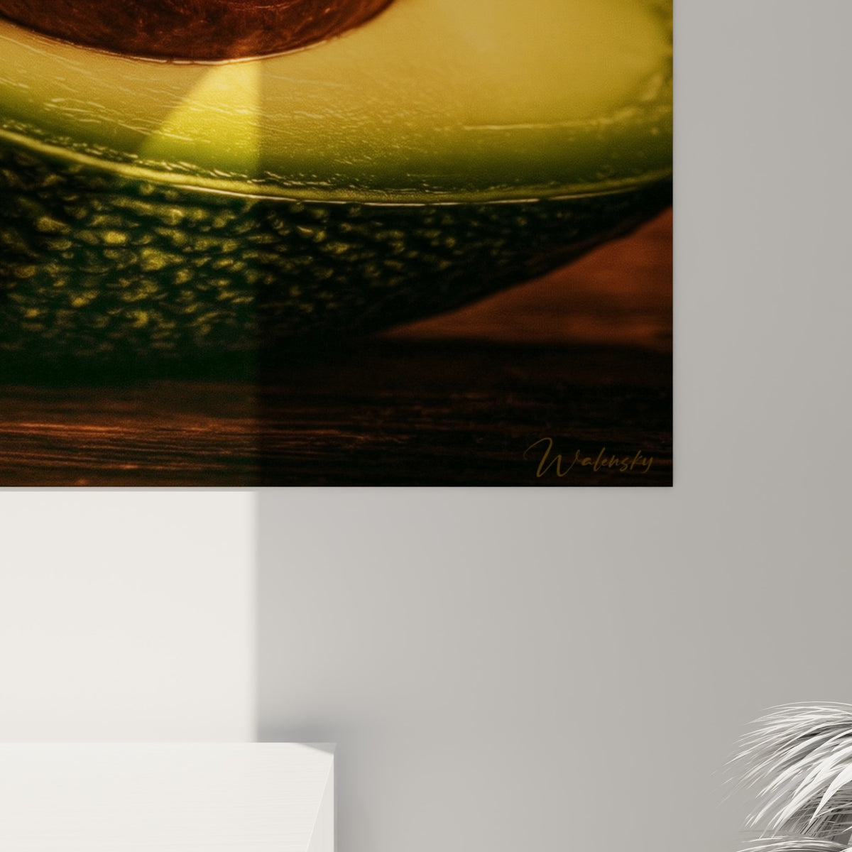 Grain de peinture révélant les reflets ambrés et les gouttes translucides sur la texture granuleuse du fruit