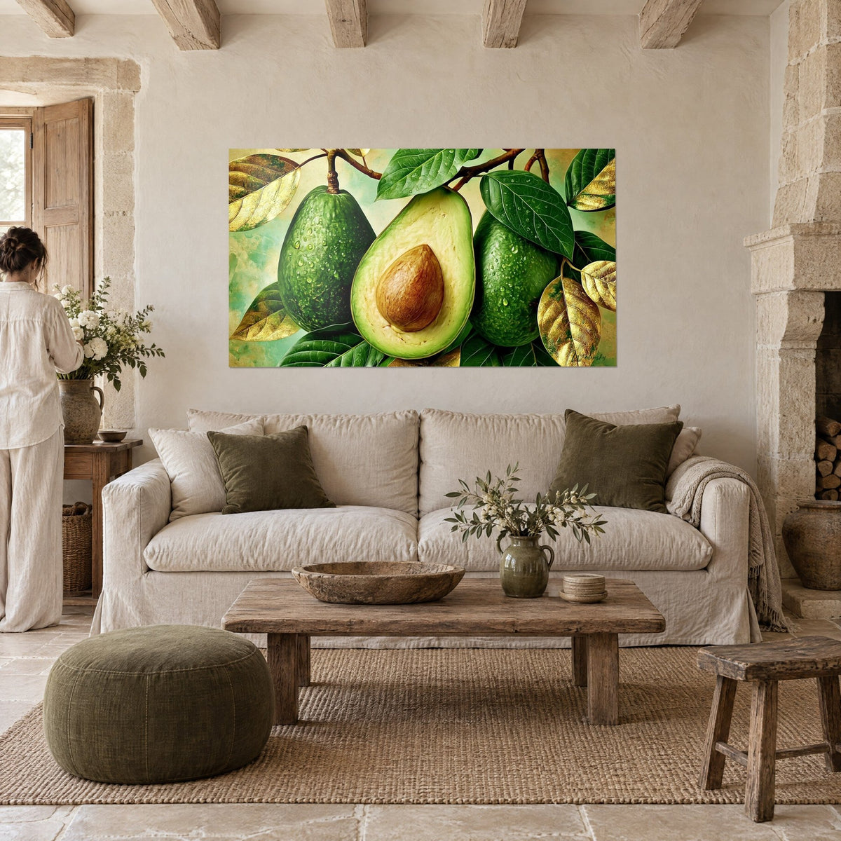 Gemälde mit grünen Avocados voller Tautropfen, goldenes Blattwerk und türkisfarbener Hintergrund, über einem Sofa in einem hellen Wohnzimmer