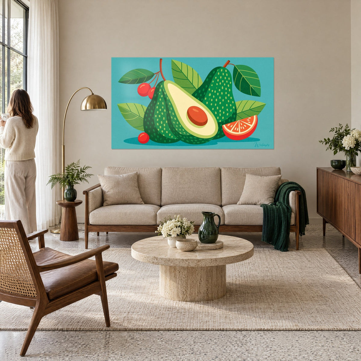Tableau avocat ouvert à noyau orange, cerises rouges, fond turquoise ; femme de dos, au-dessus d'un canapé dans un salon lumineux