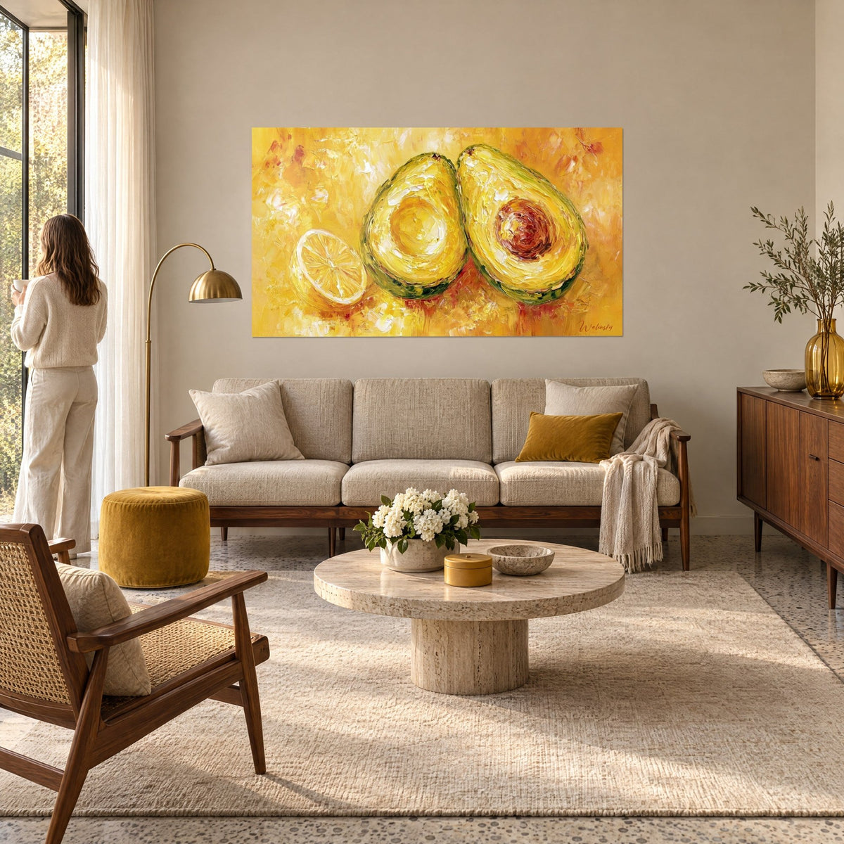 Tableau avocat coupé aux empâtements jaune beurre et brun, citron tranché, au-dessus d'un canapé dans un salon lumineux