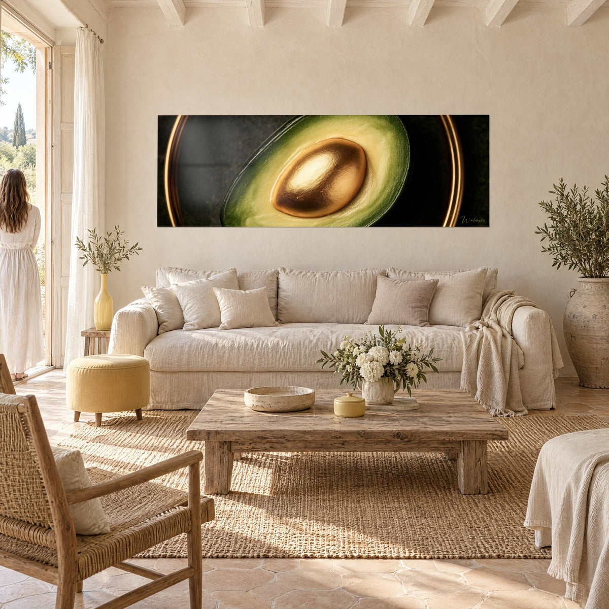 Gemälde Avocado aufgeschnitten mit poliertem goldenem Kern auf anthrazitfarbenem Hintergrund, mit Kupfer umrahmt, über einem Sofa in einem hellen Wohnzimmer