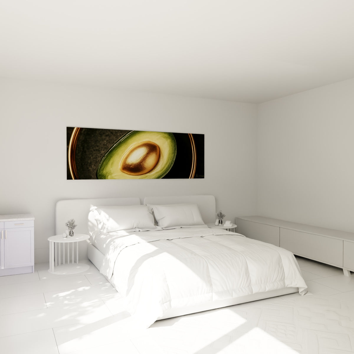 Fruit tranché aux reflets or et vert profond, accroché au-dessus d'un lit dans une chambre claire