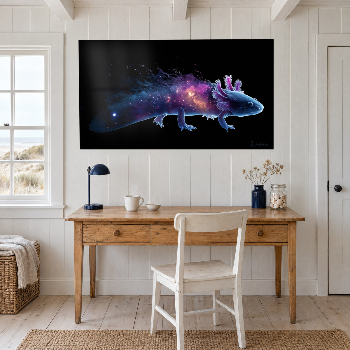 Gemälde Phosphoreszierender kosmischer Triton, azurblauer Kopf und violette Federbüschel auf tiefschwarzem Grund, über einem Schreibtisch aus hellem Holz