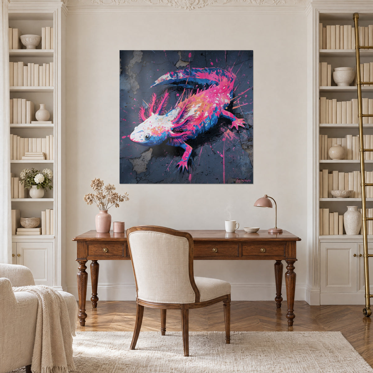 Tableau lézard aquatique rose bubblegum, dos bleu et touches orangées, éclats de peinture sur béton sombre, accroché dans un bureau entre deux bibliothèques