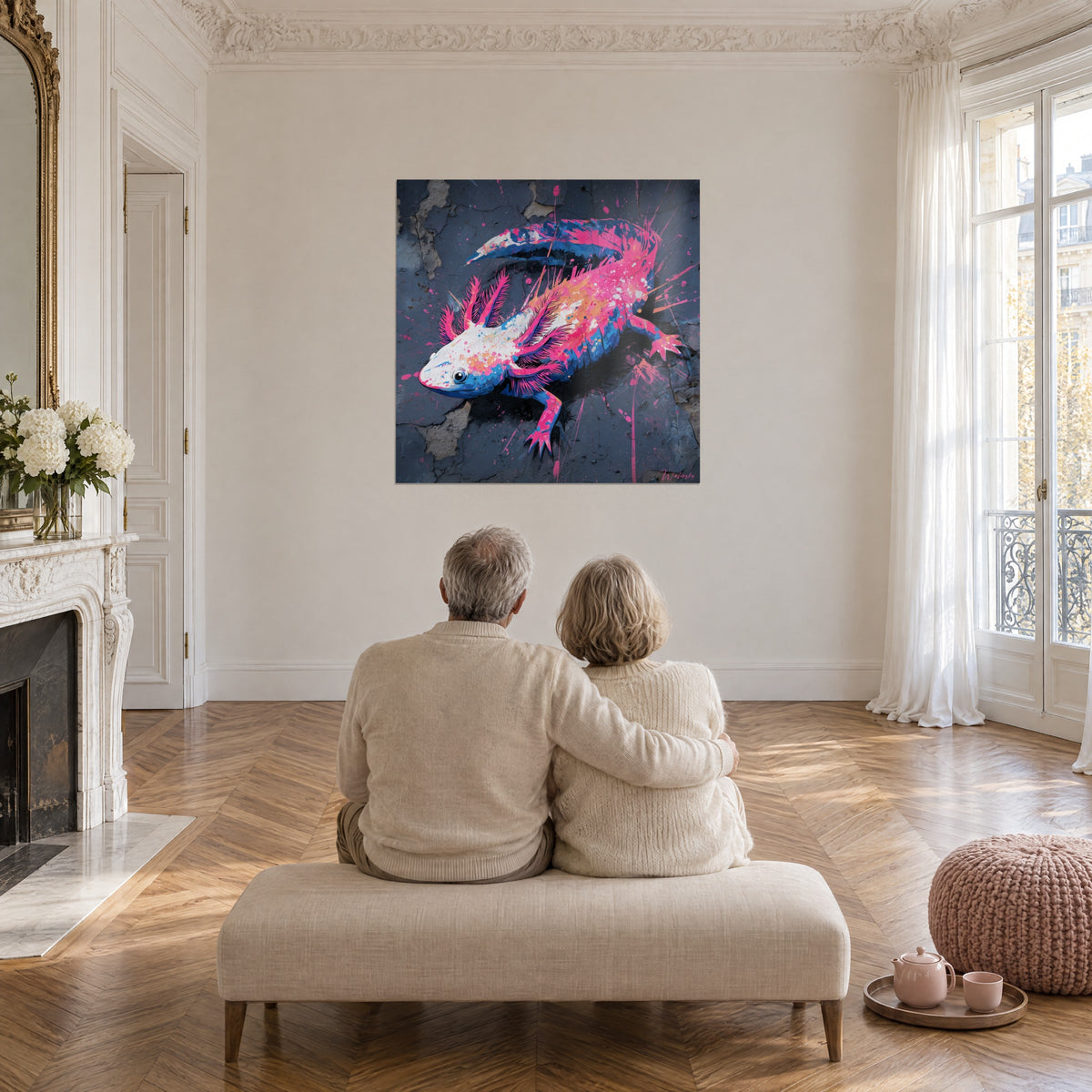 Tableau axolotl street art rose, bleu et blanc, branchies hérissées sur mur gris lézardé, un couple de dos assis sur une banquette dans un salon haussmannien
