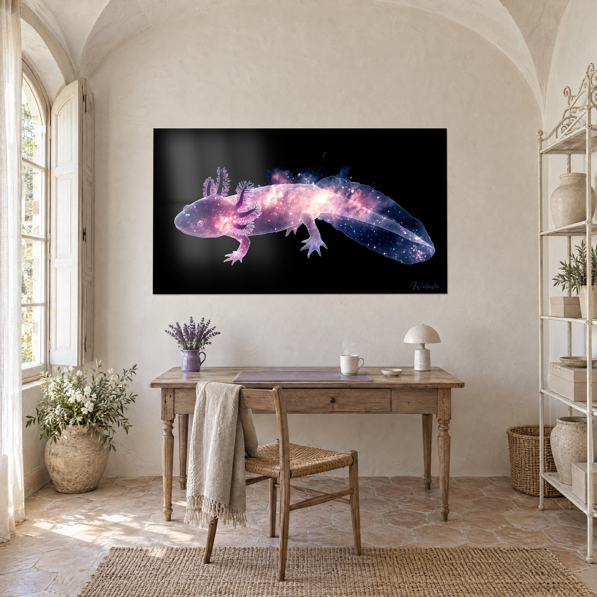 Gemälde Milchstraßen-Axolotl mit rosa und cremefarbenem Körper und nachtblauer, sternenübersäter Flosse, über einem Holzschreibtisch