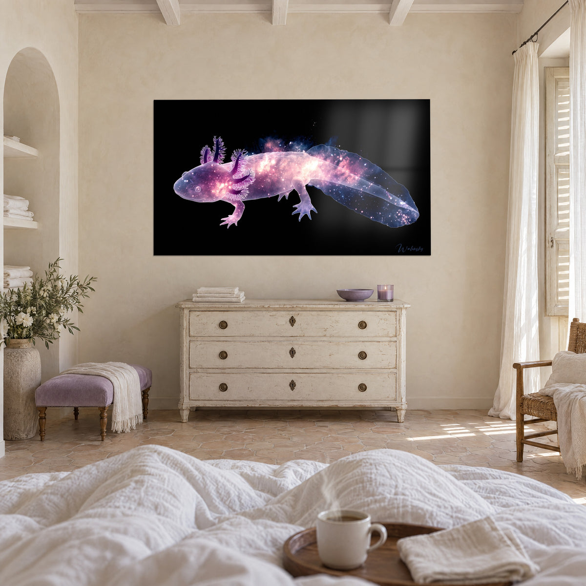 Gemälde Kosmischer Lurch in Lilarosa mit tiefblauem Schwanz auf schwarzem Grund, über einem Bett in einem hellen Schlafzimmer