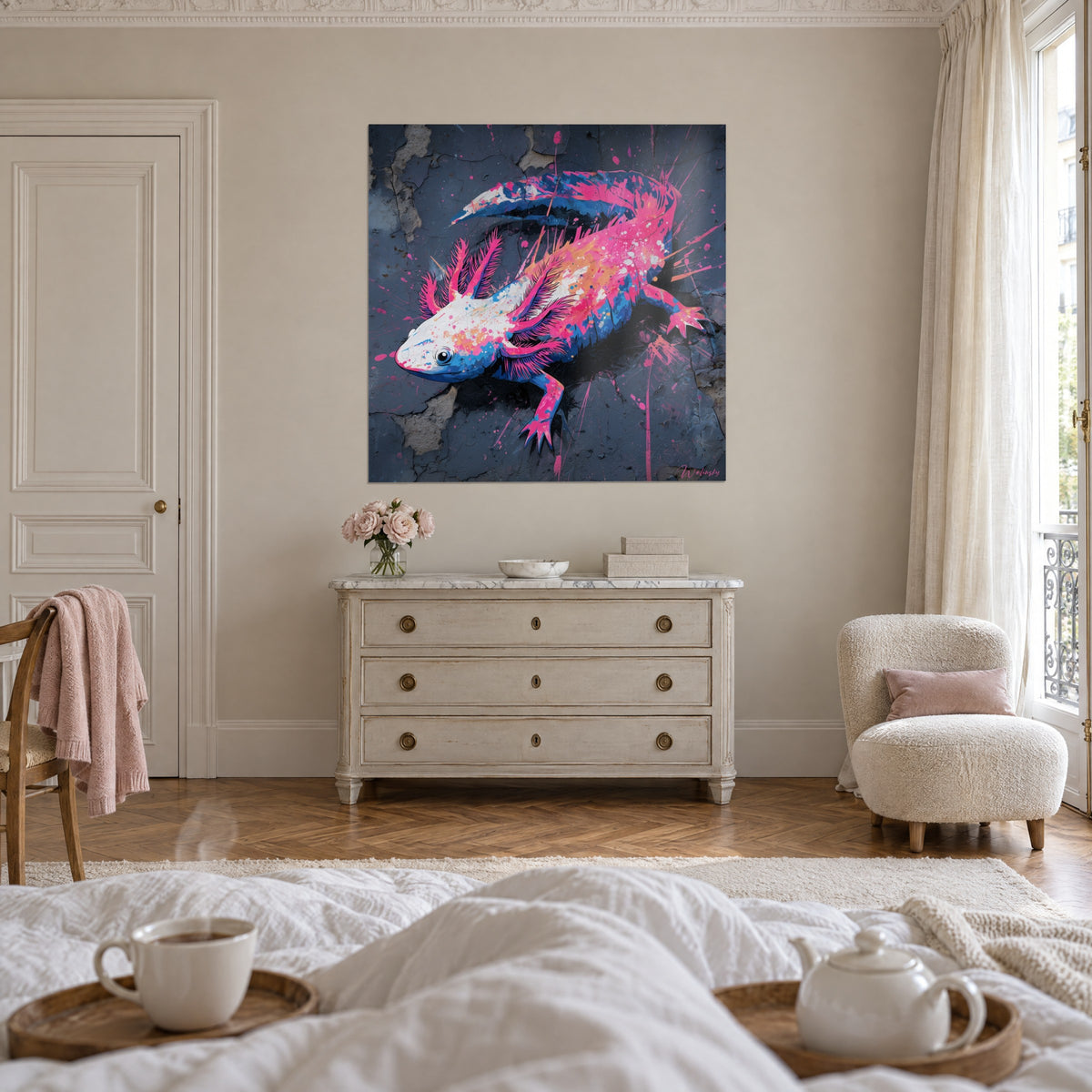 Tableau triton fantastique à tête blanche et œil noir, pattes roses griffues, gouttes magenta sur fond anthracite, au-dessus d'un lit dans une chambre claire
