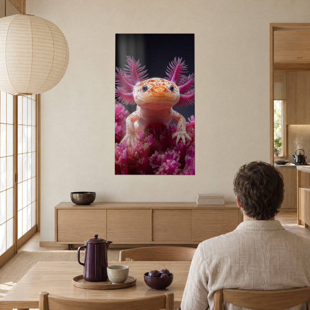 Gemälde Axolotl von vorn auf einem Korallenhügel in Violett, entfalteten rosa Kiemen, Mann von hinten am Tisch nahe einer Fensterfront