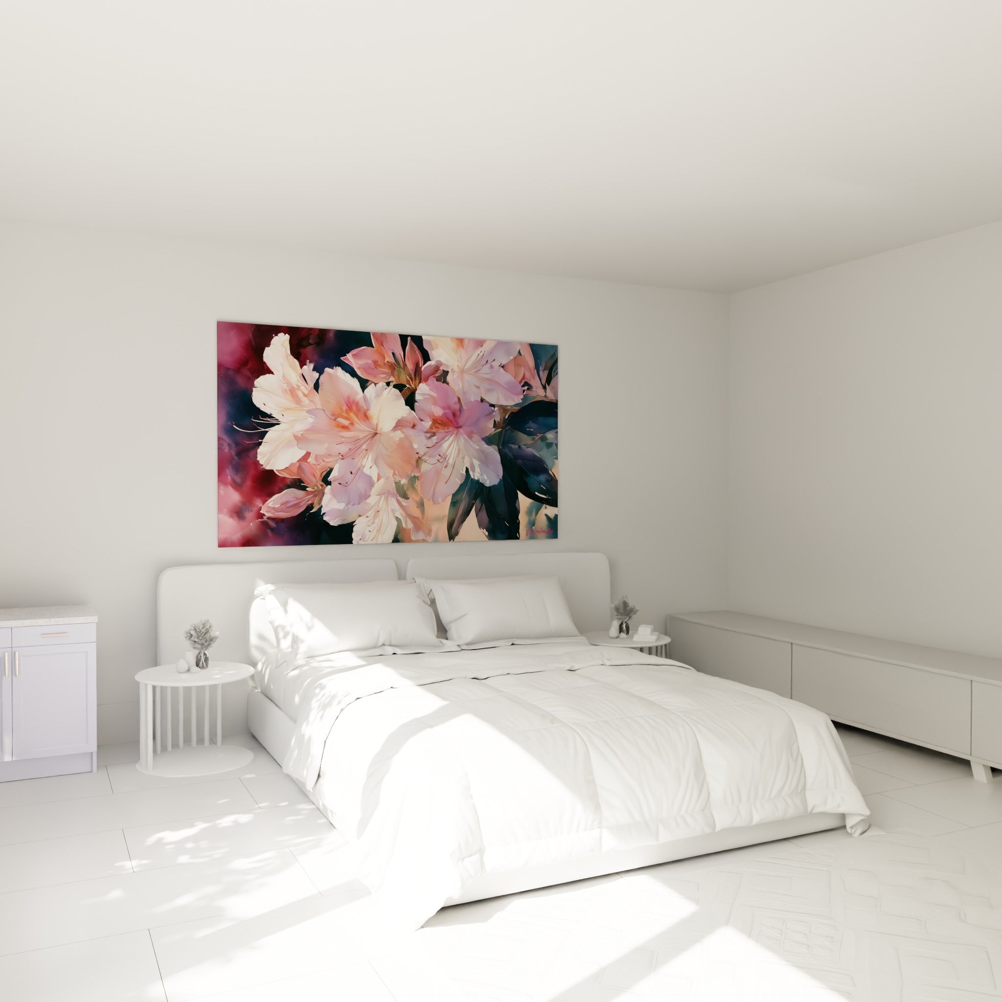 Bouquet d'azalée rose poudré et blanc crème accroché au-dessus d'un lit dans une chambre claire