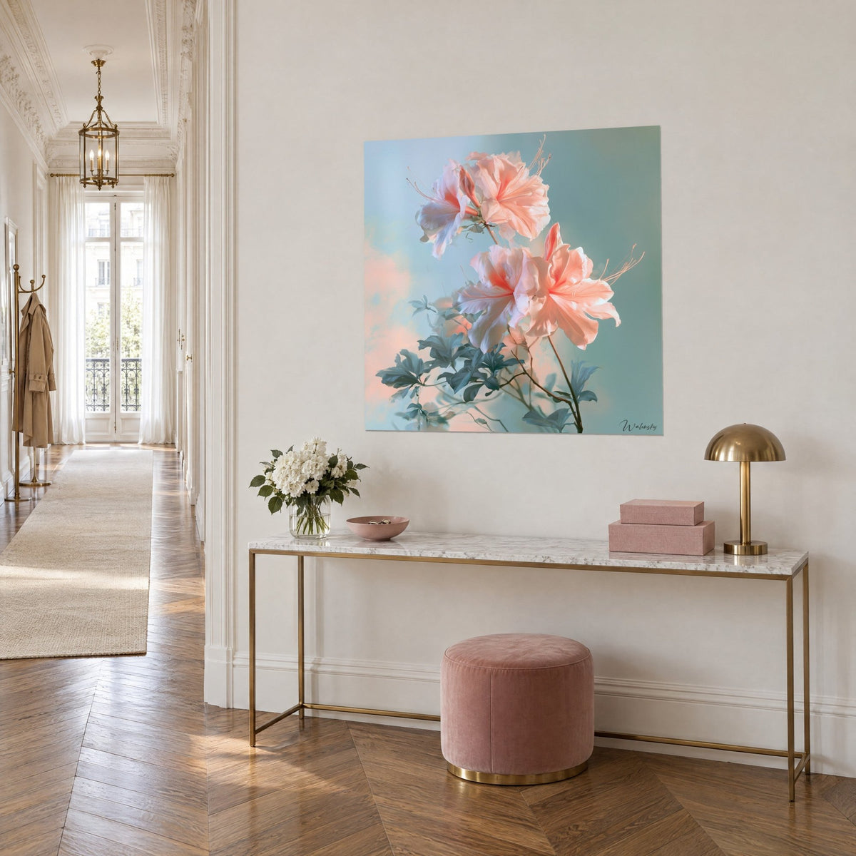 Tableau fleurs d'azalée corail aux longues étamines, feuillage bleu-gris sur ciel pastel, vue de trois-quarts, console dorée haussmannienne