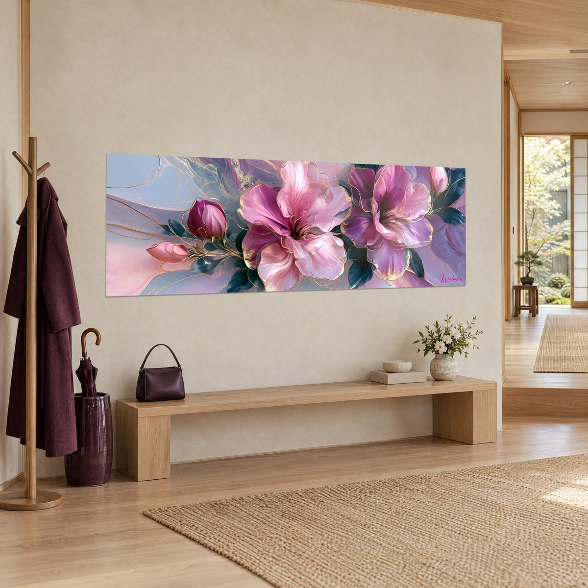 Cuadro grandes flores fucsia y malva, hojas verde abeto, volutas iridiscentes, vista de tres cuartos sobre pared beige, banco de madera clara
