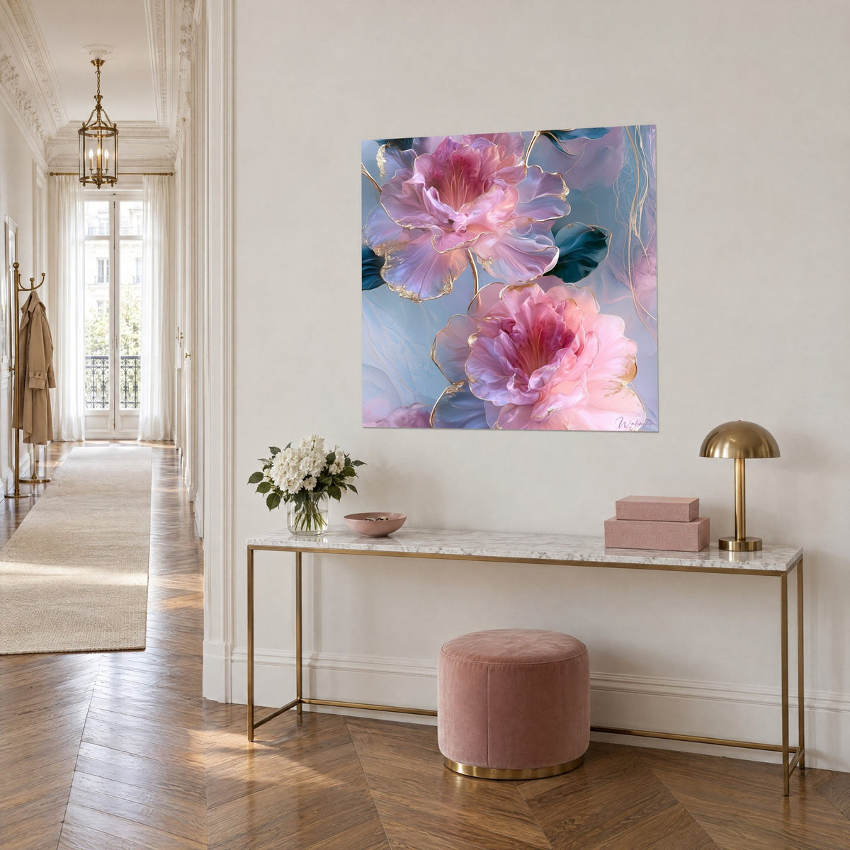 Quadro grandi corolle malva e rosa, foglie verde anatra e filetti d'oro, appeso sopra una consolle dorata in un corridoio
