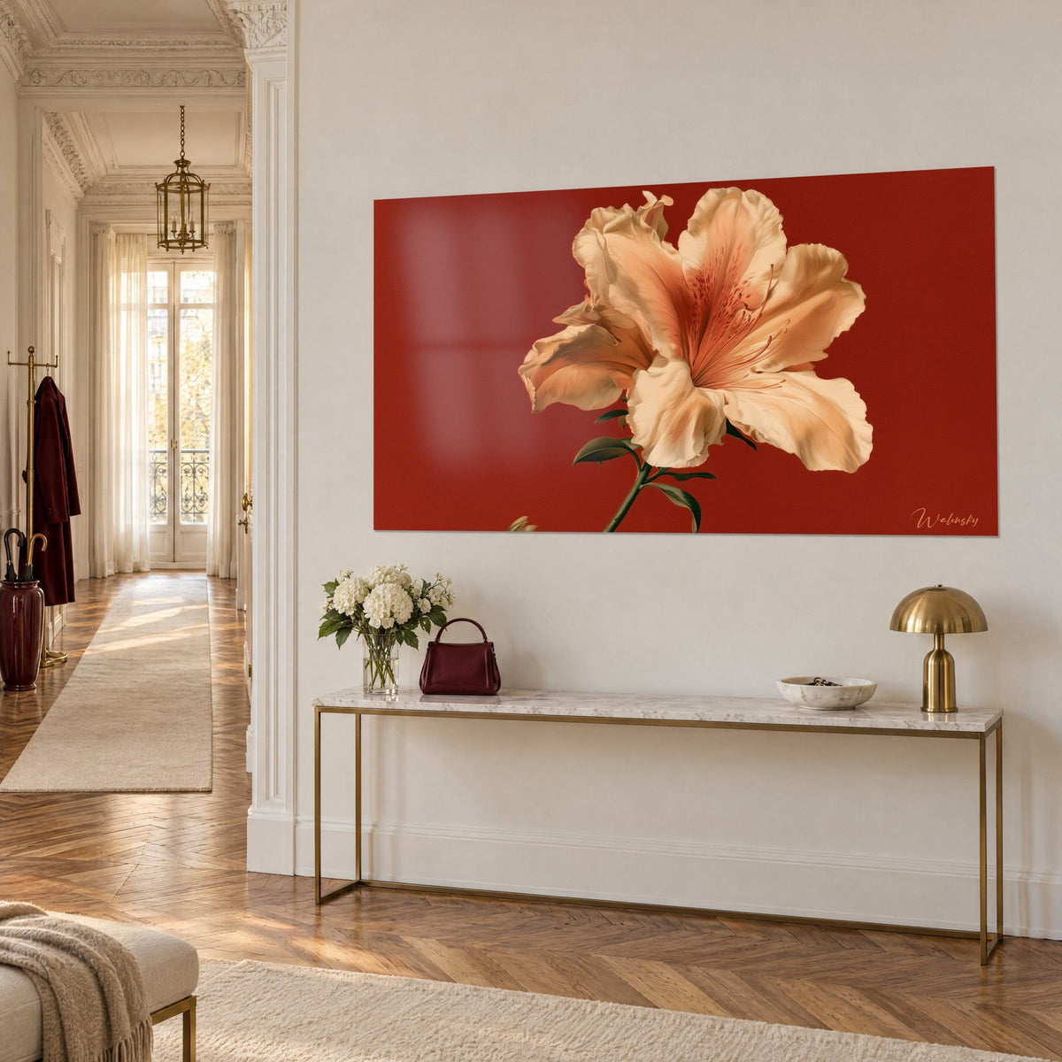 Schilderij beige-roze azaleabloem met fijne meeldraden op een effen baksteenrode achtergrond, boven een console met goudkleurig messing