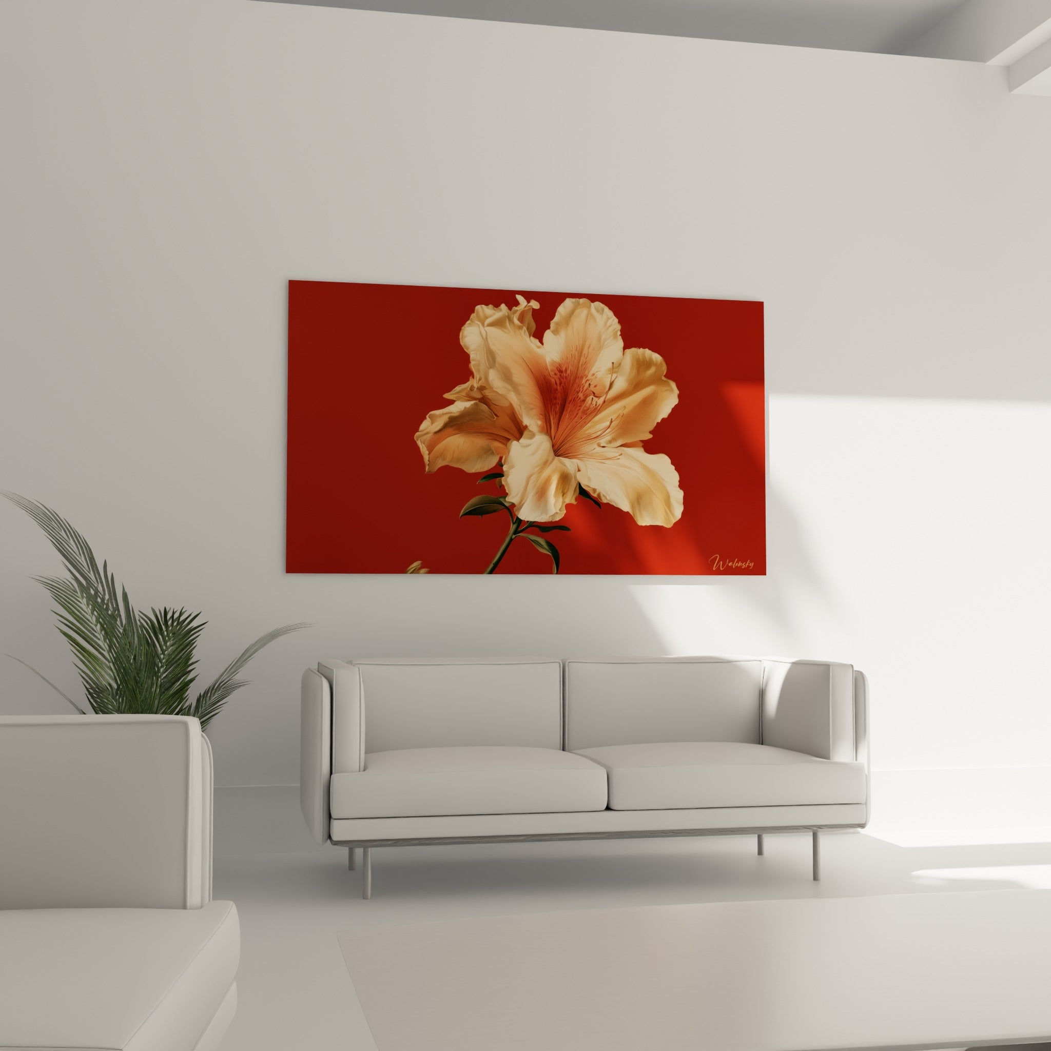 Pétales pêche et fond rouge profond de l'azalée au-dessus d'un canapé dans un salon lumineux