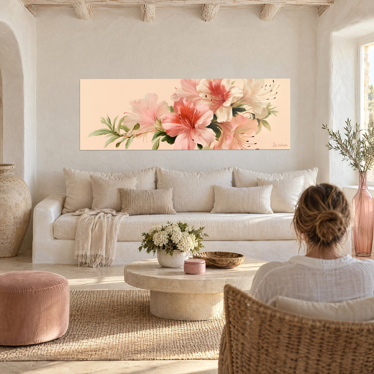 Tableau azalées rose saumon et blanc crème en branche panoramique, étamines fines, au-dessus d'un canapé dans un salon lumineux