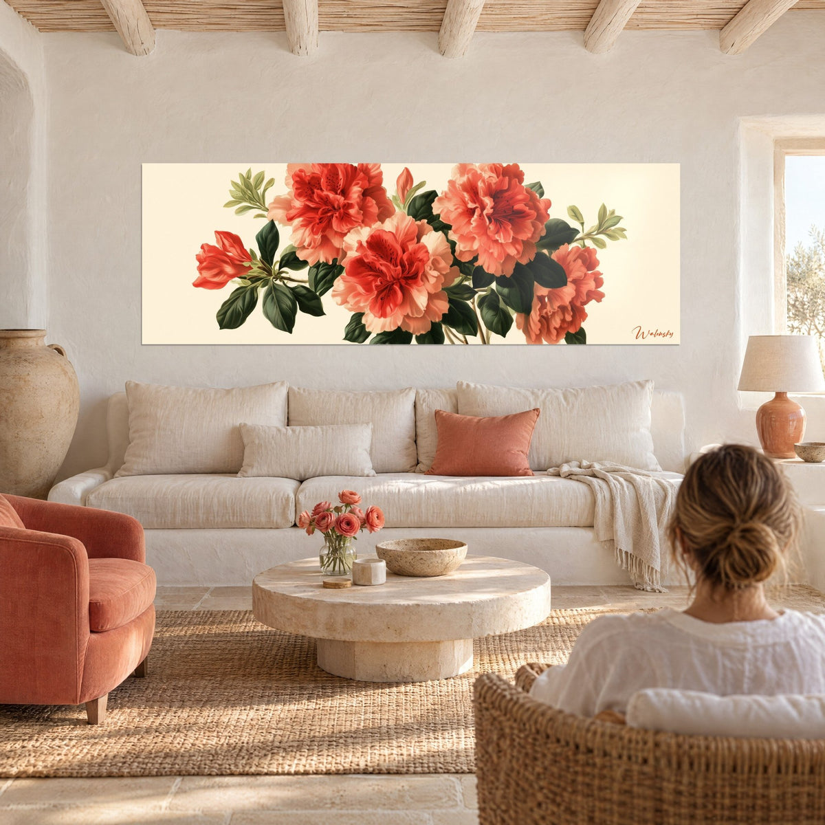 Tableau azalées corail en fleurs froissées, pétales pêche, feuillage vert sombre, au-dessus d'un canapé dans un salon lumineux