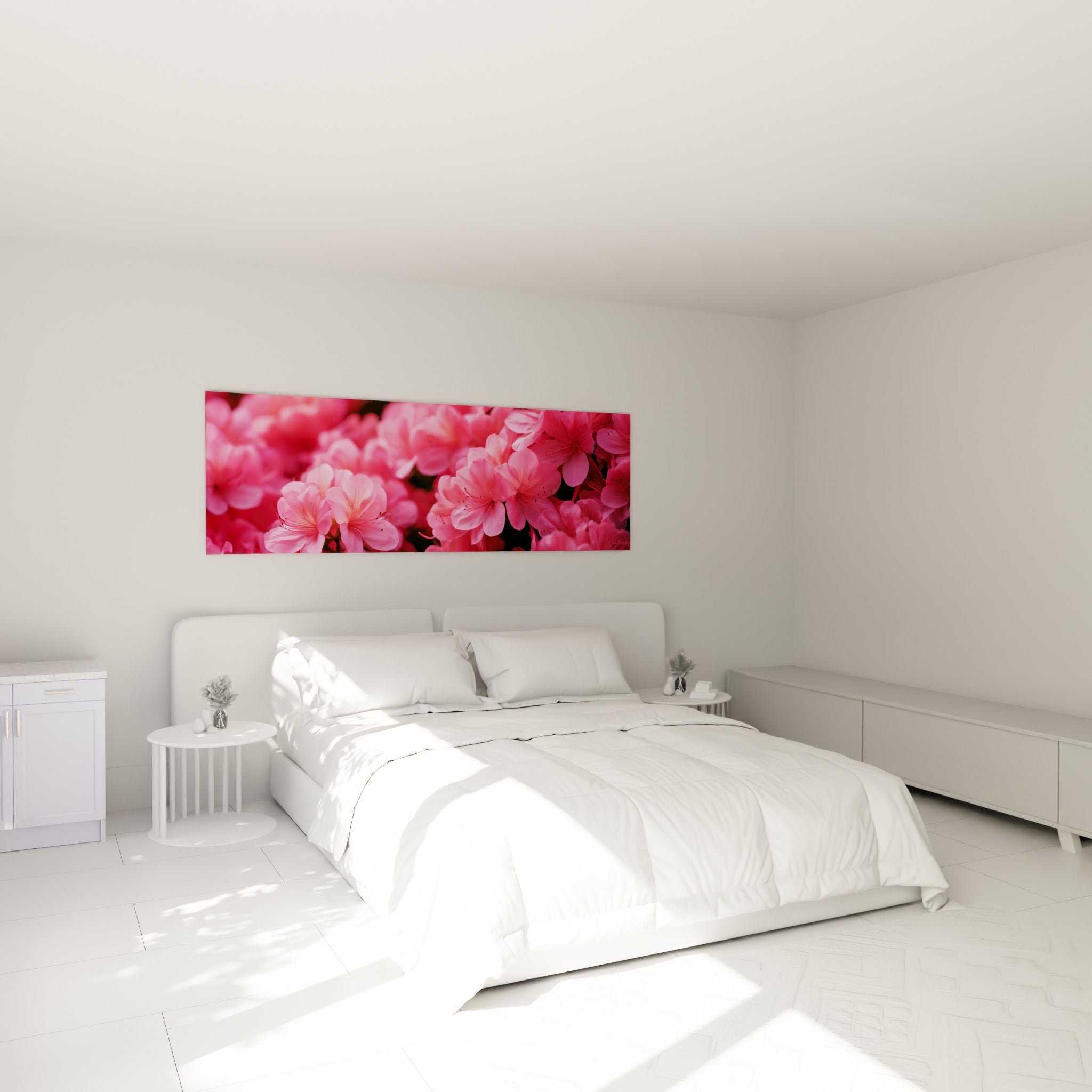 Bouquet d'azalées roses et fuchsia accroché au-dessus d'un lit dans une chambre claire