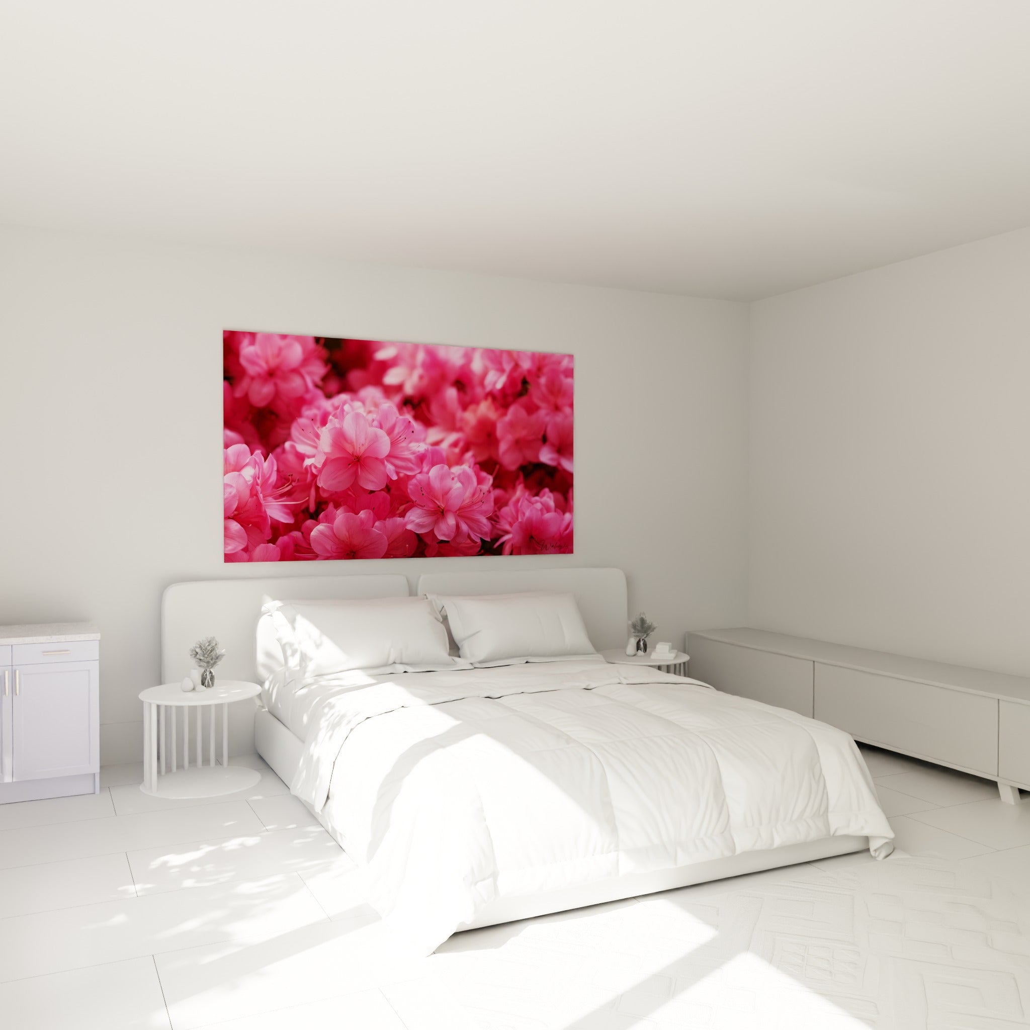 Bouquet d'azalées rose fuchsia et rose pâle au-dessus d'un lit dans une chambre claire