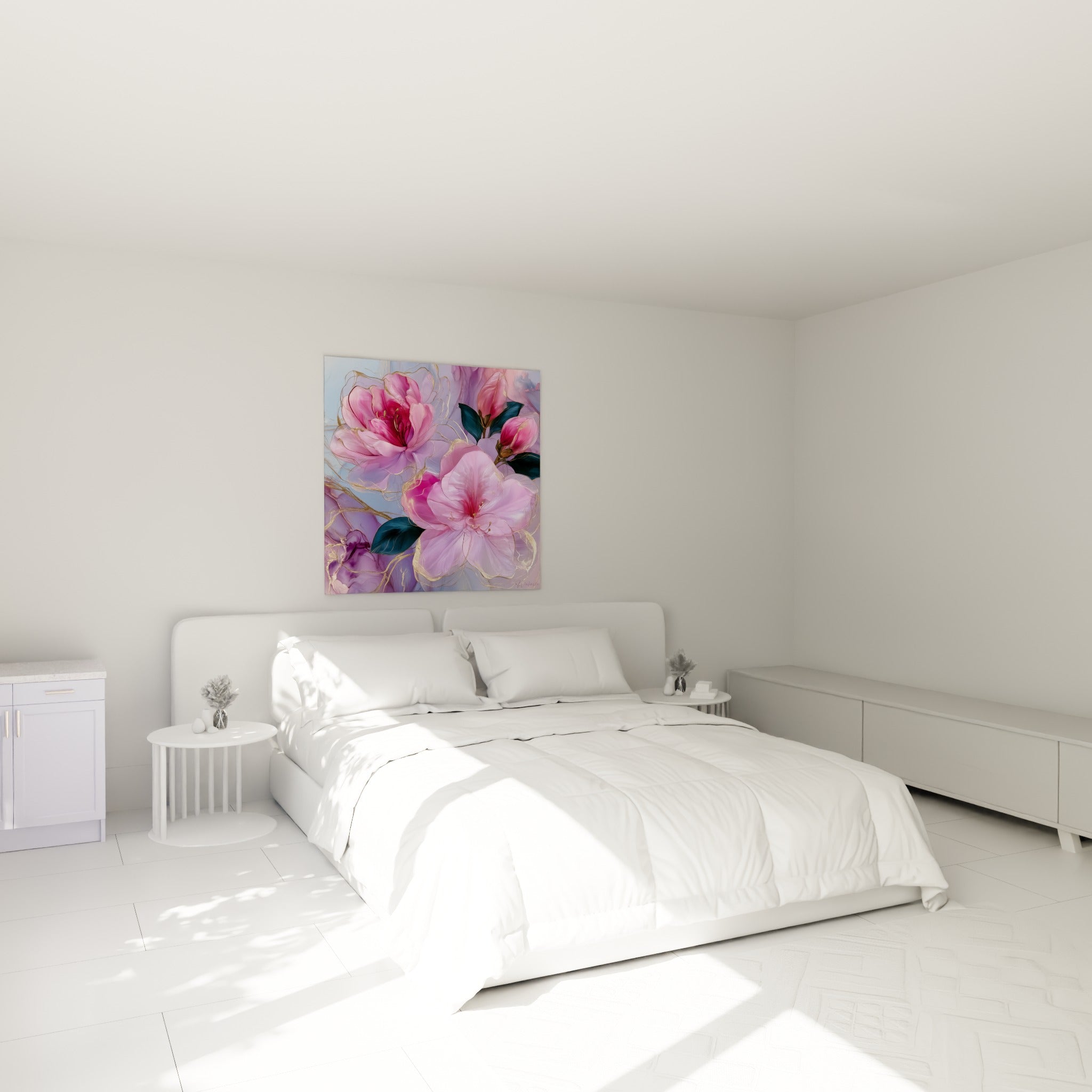 Bouquet d'azalées roses et dorées sur fond violet marbré, au-dessus d'un lit dans une chambre claire