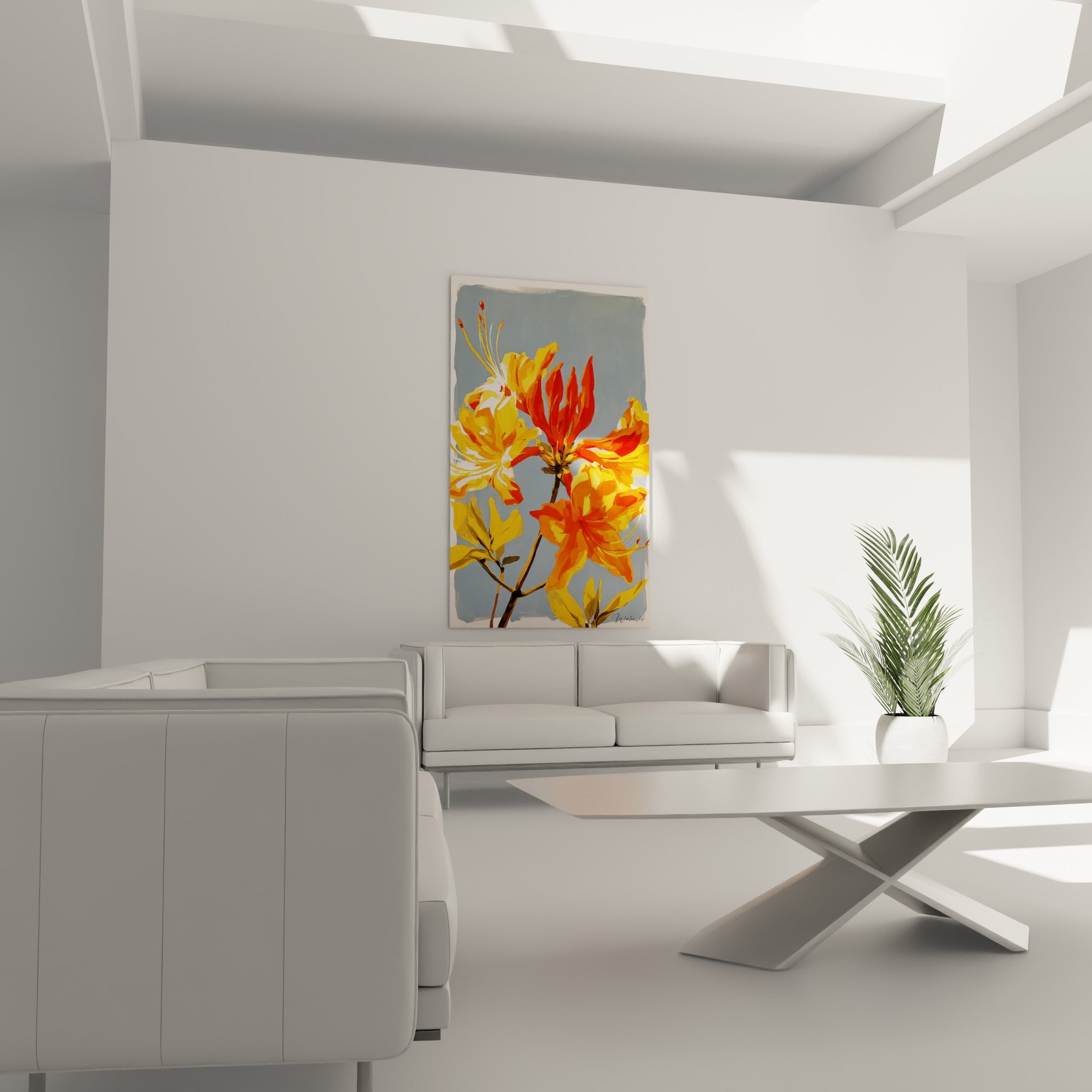 Bouquet d'azalées rouge et jaune sur fond gris-bleu, au-dessus d'un canapé dans un salon lumineux