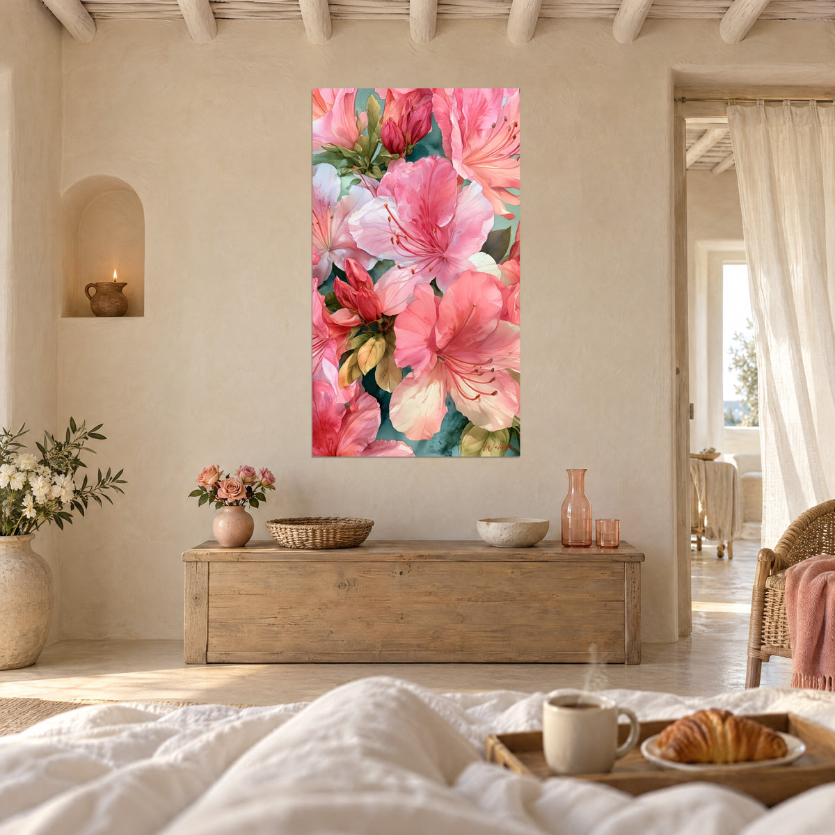 Cuadro de pétalos de azalea rosa empolvado y capullos carmín cerrados, verde azulado, sobre una cama en un dormitorio luminoso