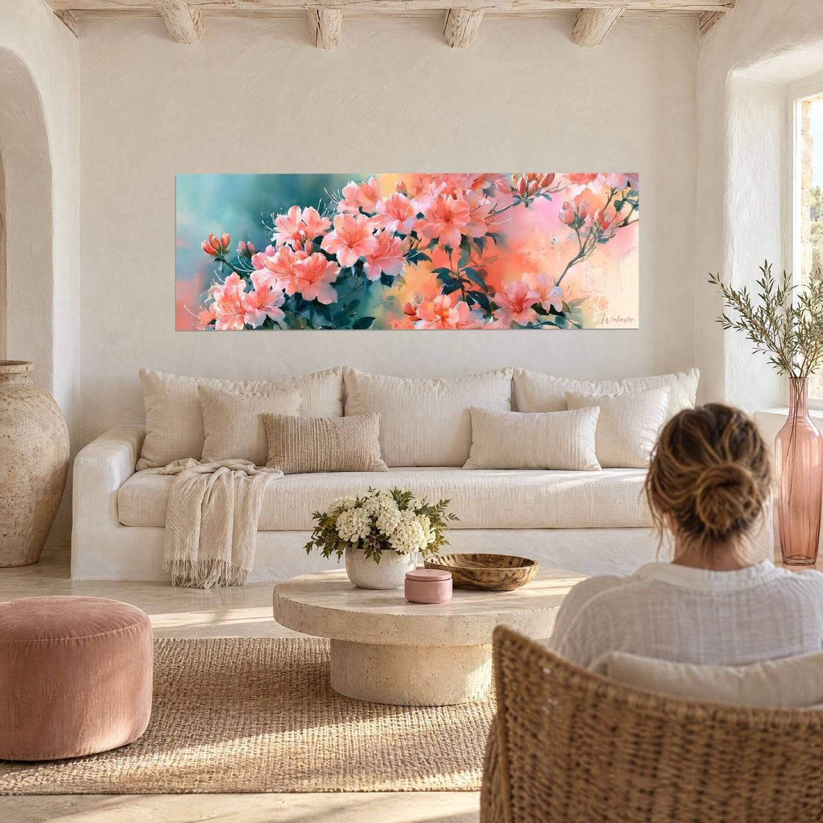 Tableau azalées corail en pleine floraison, fond turquoise, une femme chignon de dos, au-dessus d'un canapé dans un salon lumineux