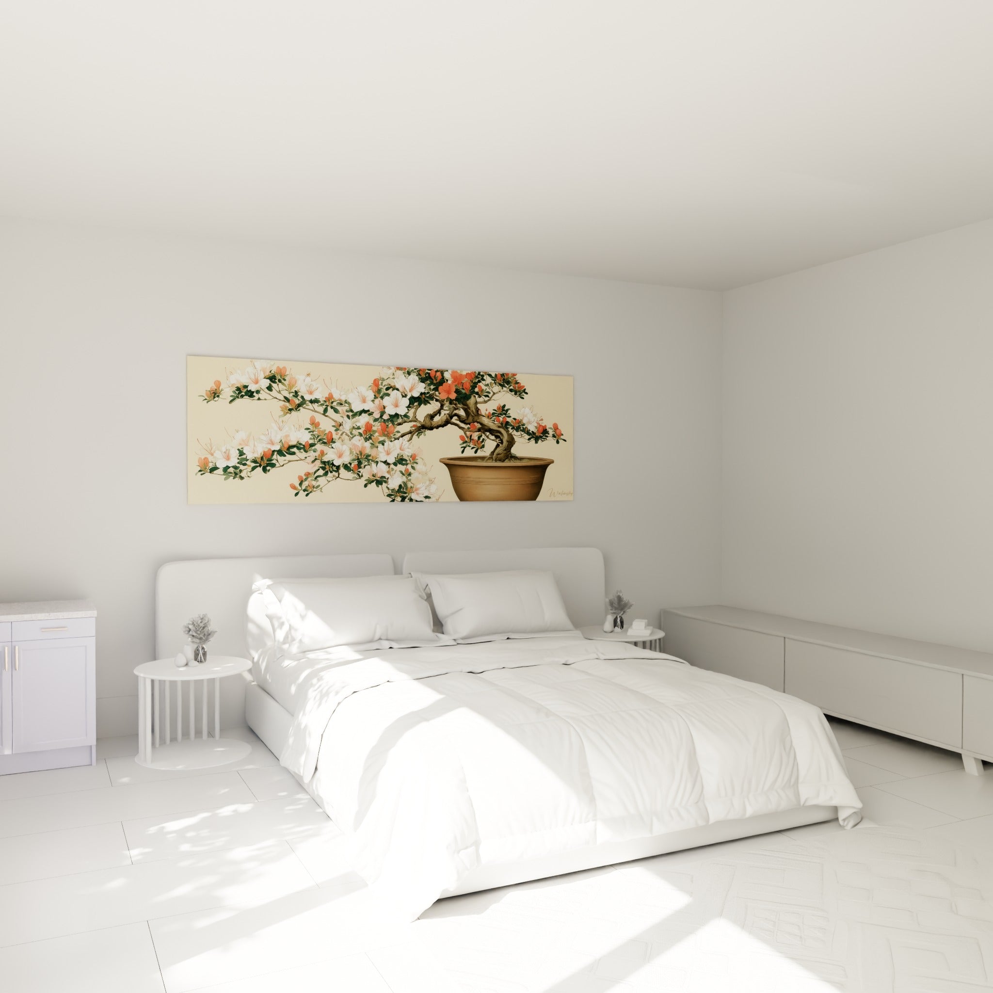 Bonsaï Azalée aux pétales blancs et corail au-dessus d'un lit dans une chambre claire