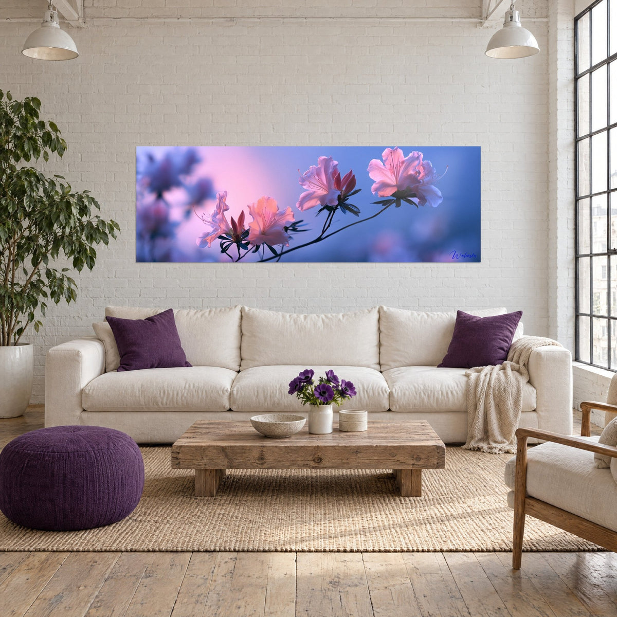 Tableau azalées roses sur branche fine, fond dégradé bleu et rose, au-dessus d'un canapé dans un salon lumineux
