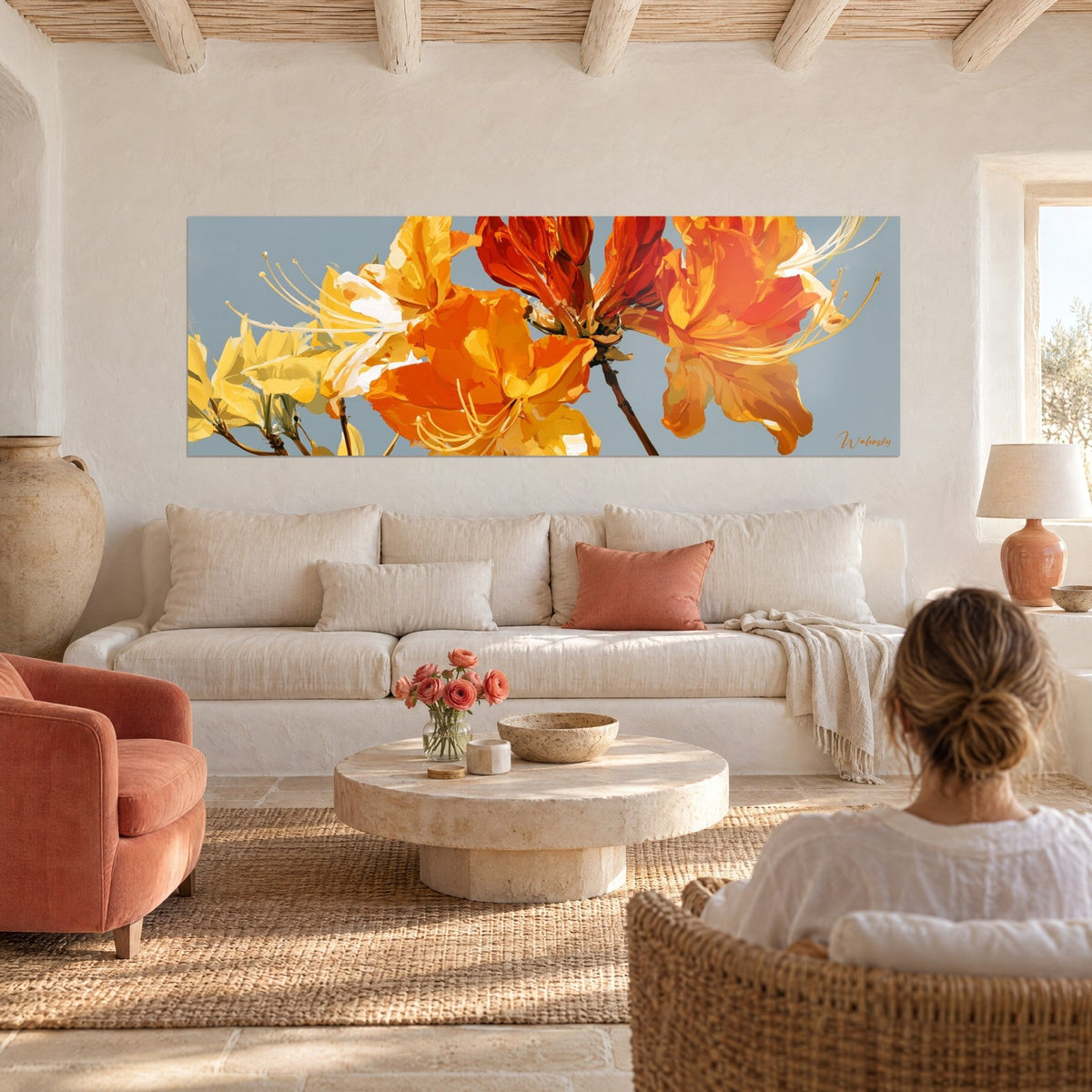 Quadro azalee fiammeggianti con petali arancio e gialli su cielo grigio-azzurro, stami bianchi, sopra un divano in un soggiorno luminoso