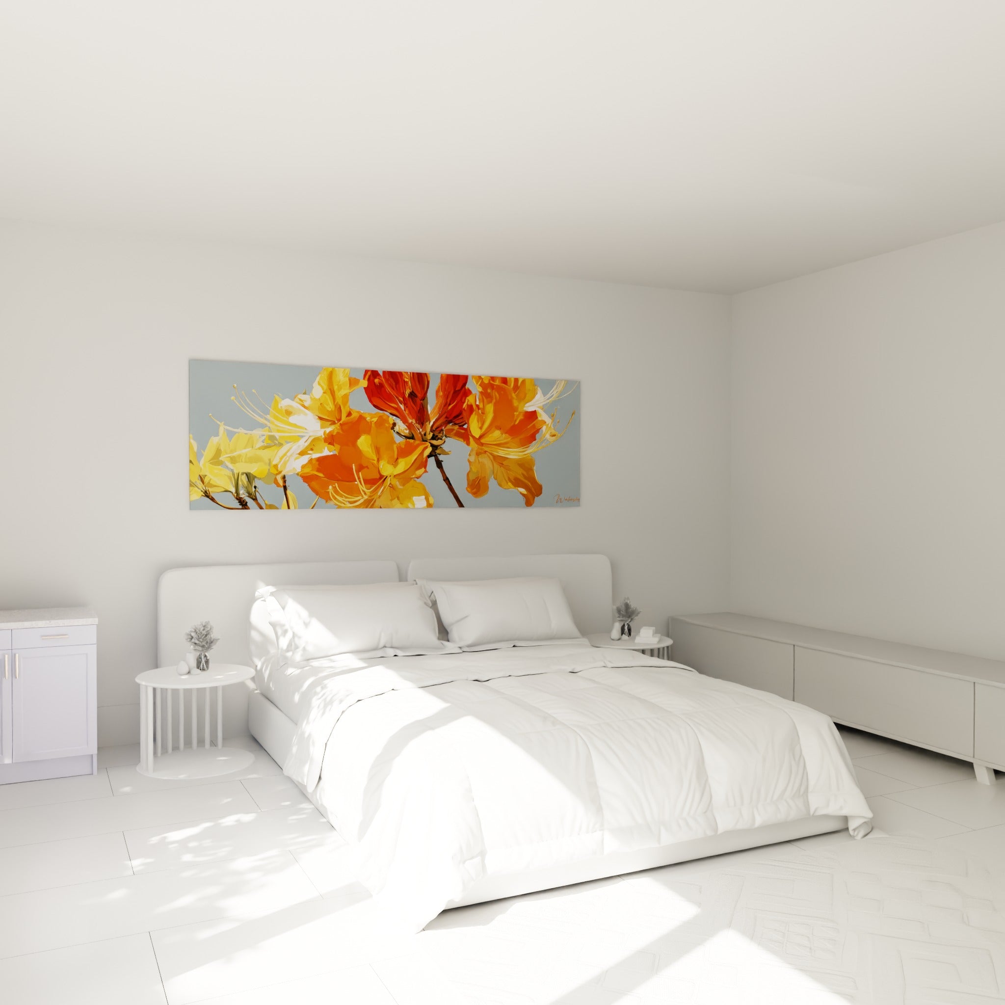 Fleurs d'azalée orange, jaune et rouge terracotta accrochées au-dessus d'un lit dans une chambre claire