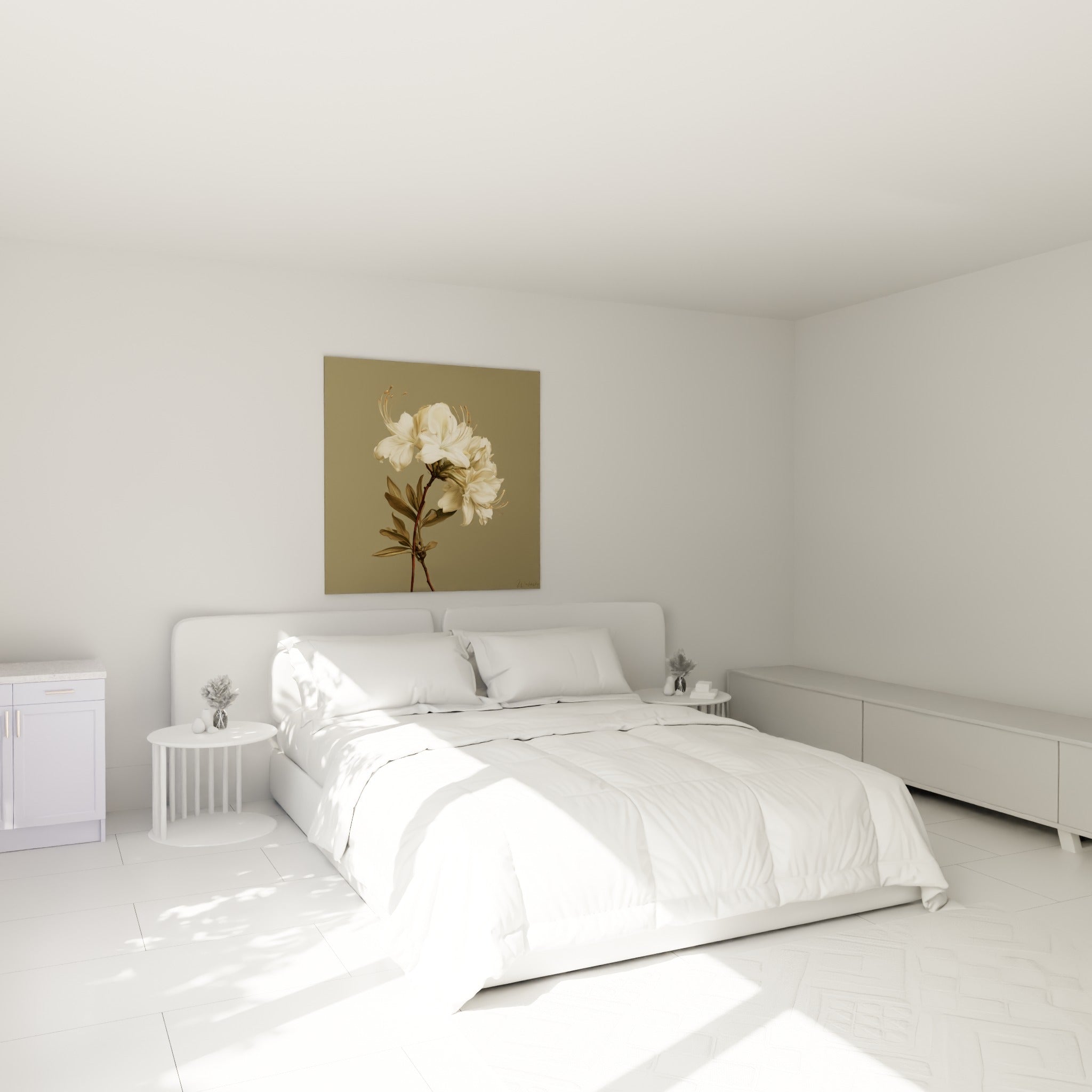 Branche d'azalée crème et kaki au-dessus d'un lit dans une chambre claire