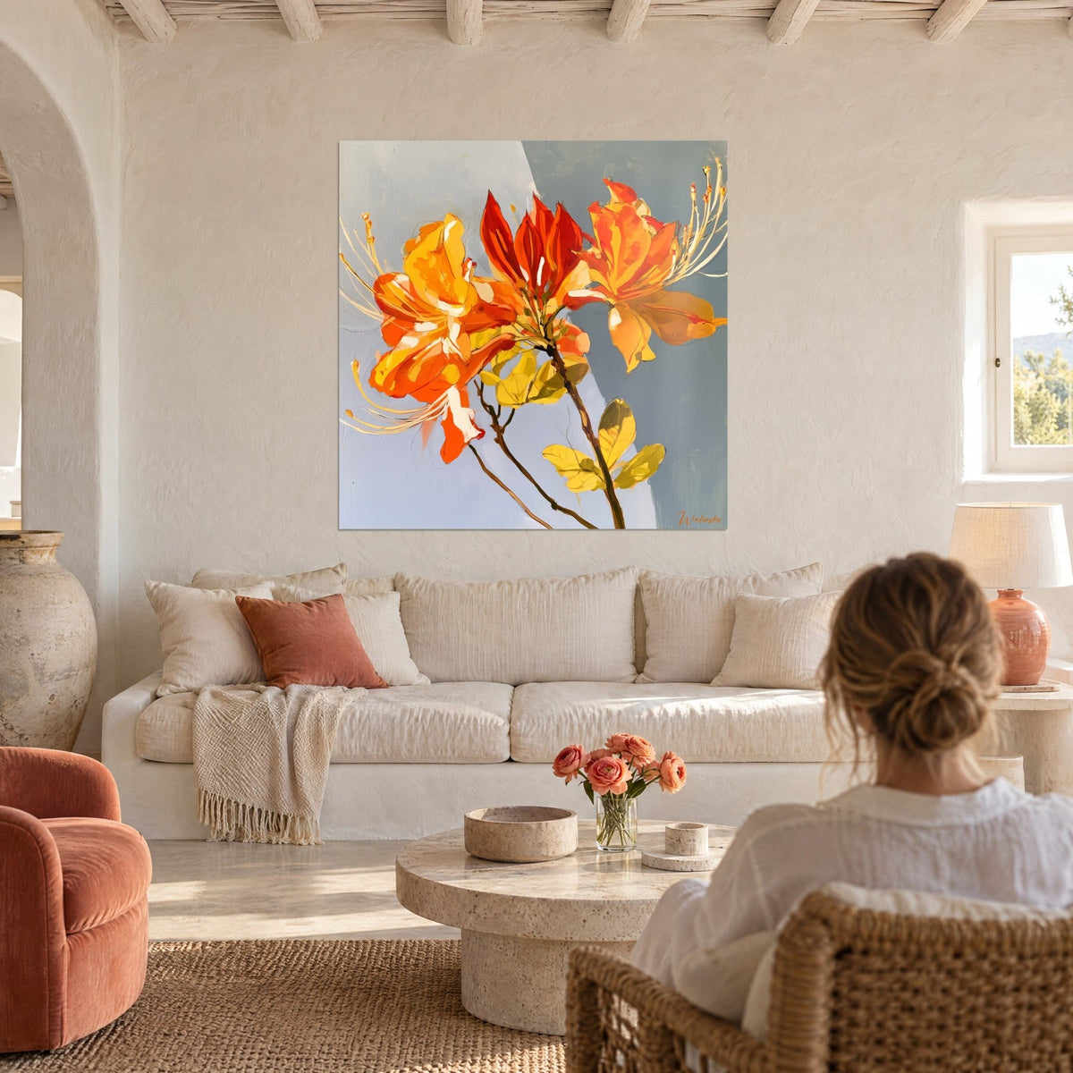Gemälde leuchtende Azalee mit orangefarbenen und roten Blütenblättern vor blaugrauem Hintergrund, über einem Sofa in einem hellen Wohnzimmer