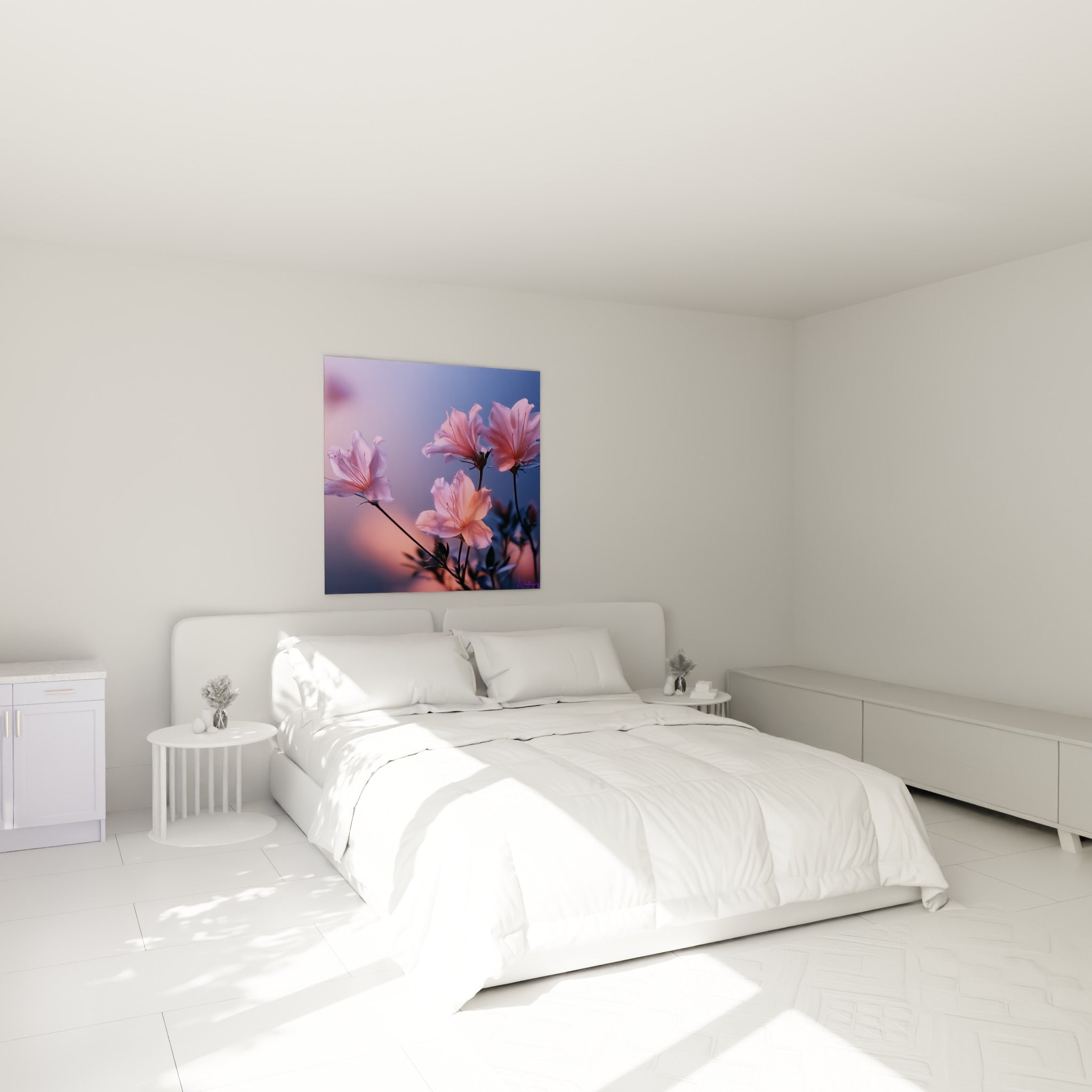 Branche d'azalée rose et bleu profond accrochée au-dessus d'un lit dans une chambre claire