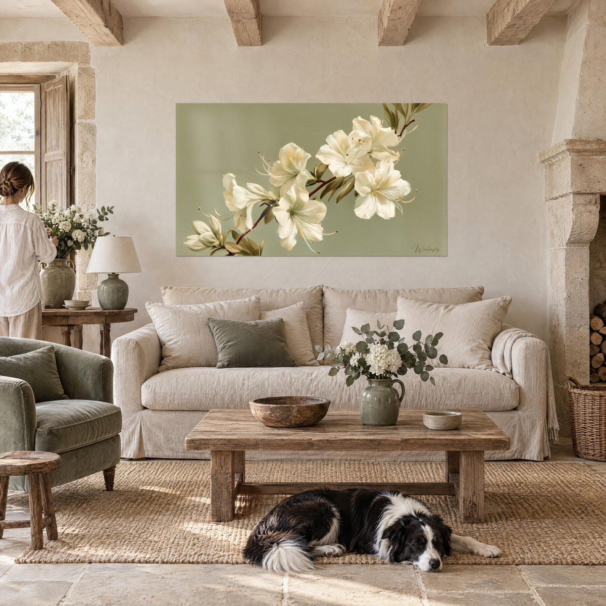 Tableau azalée aux pétales ivoire sur fond vert sauge, collie couché sur le tapis, au-dessus d'un canapé dans un salon lumineux