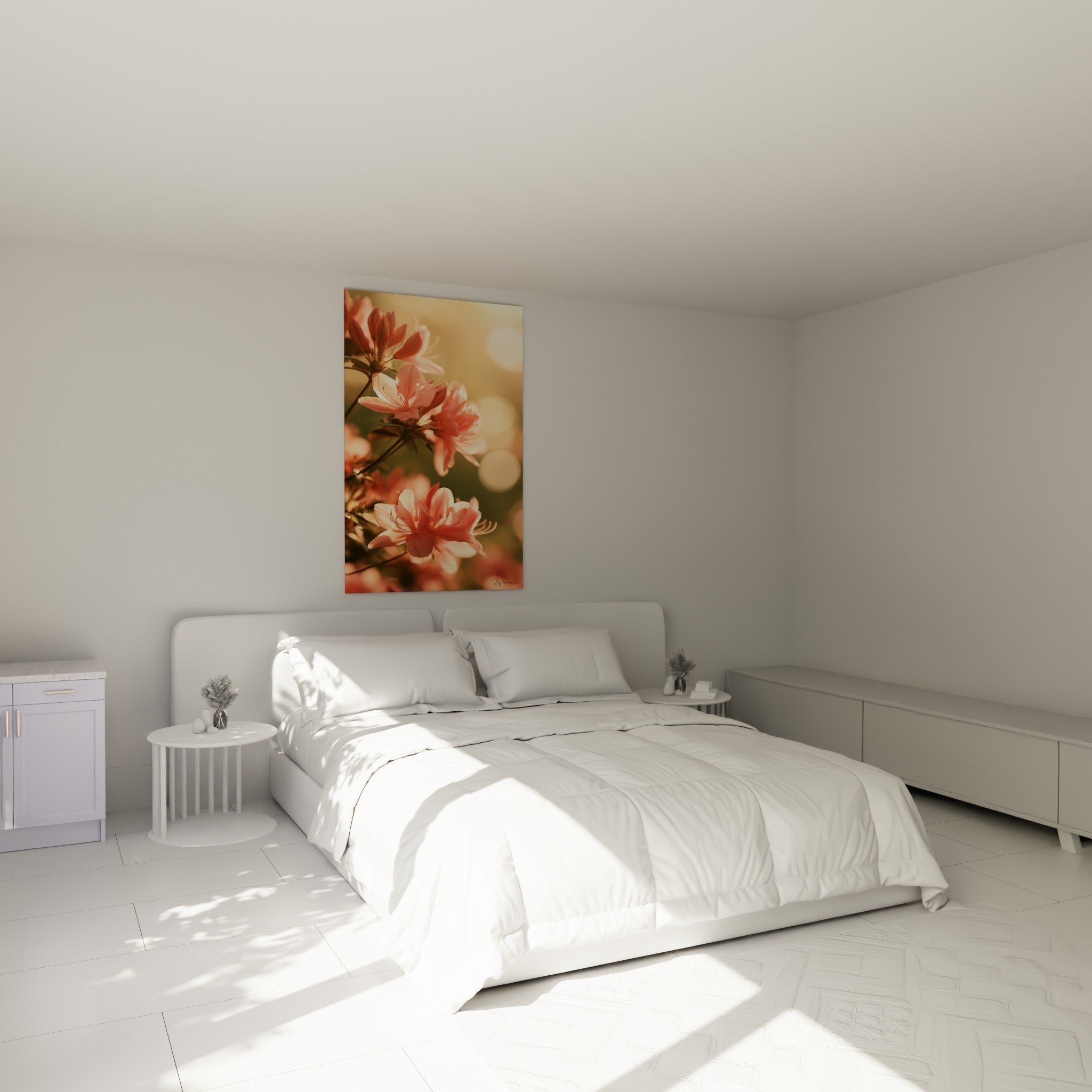 Branches d'azalée rose et vert olive au-dessus d'un lit dans une chambre claire