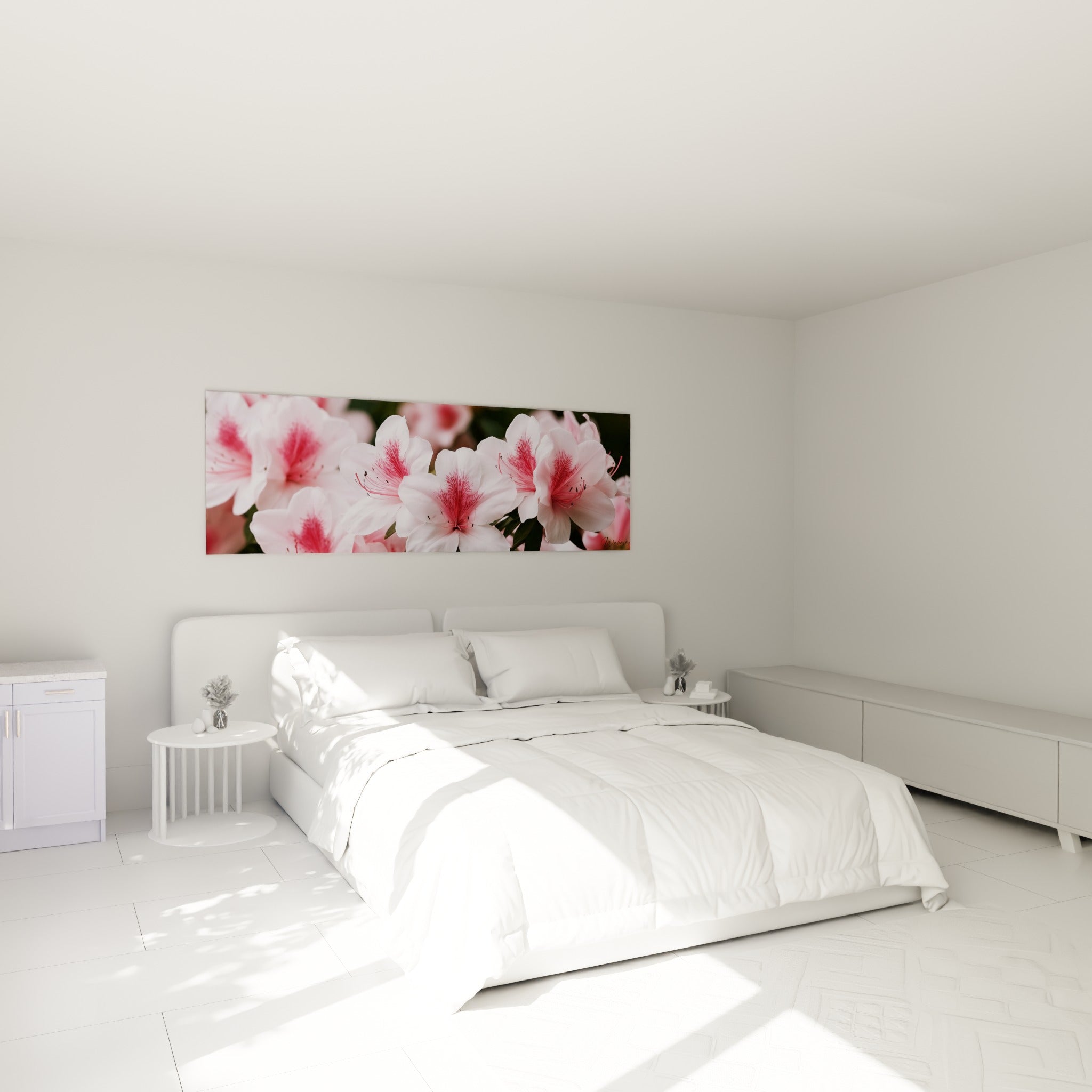 Bouquet d'azalées blanches et roses aux étamines pourpres, accroché au-dessus d'un lit dans une chambre claire