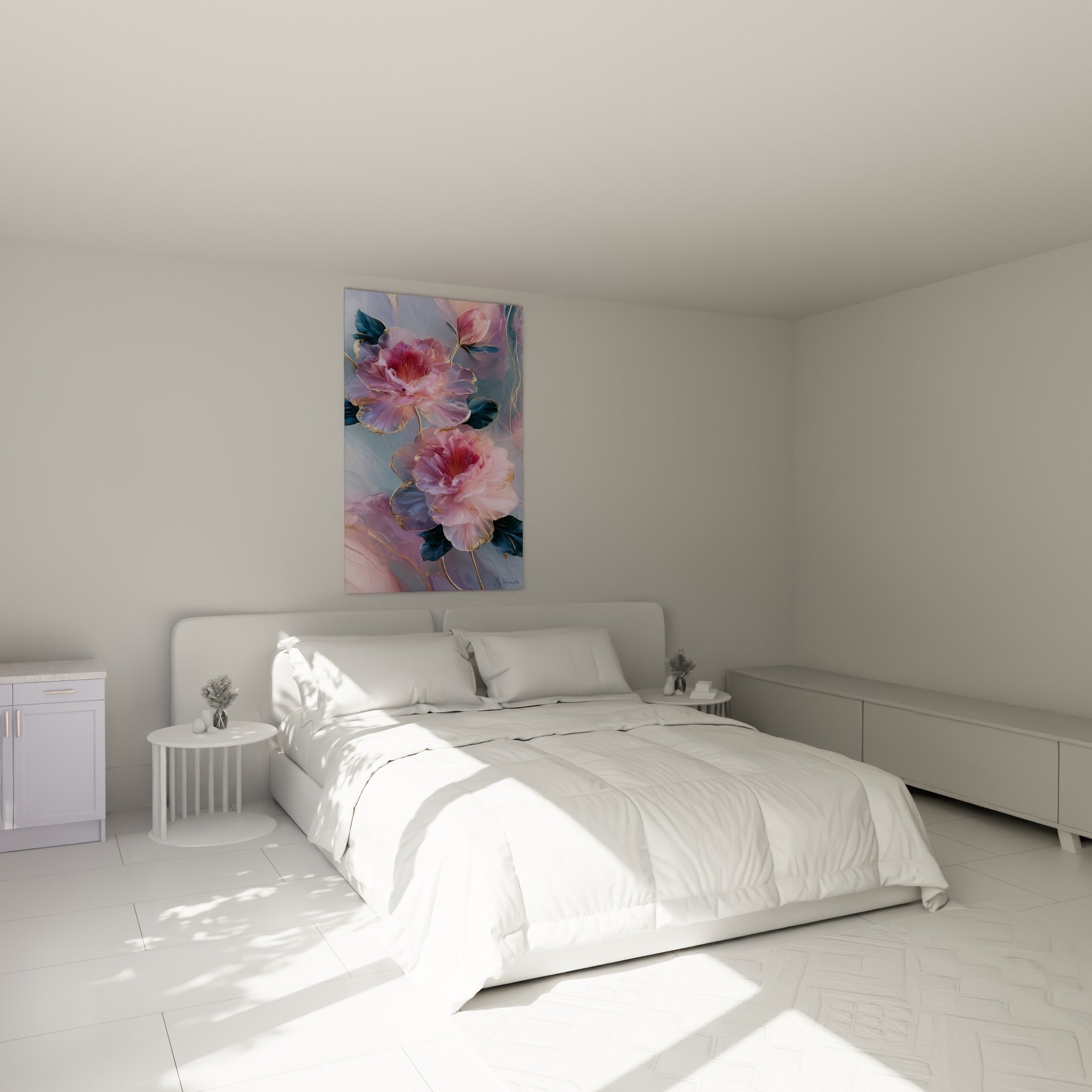 Azalées roses et dorées épanouies au-dessus d'un lit dans une chambre claire