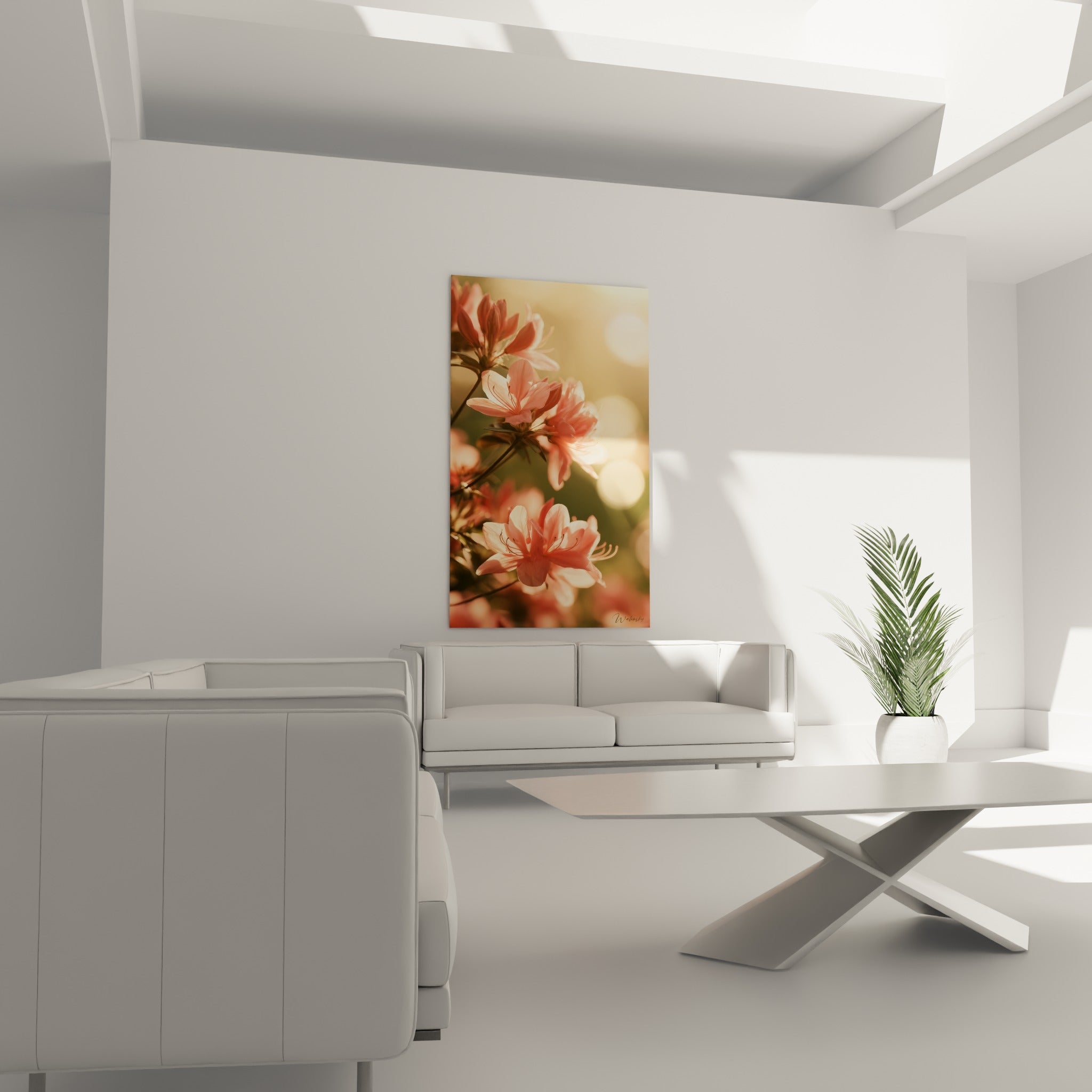 Fleurs d'azalée corail et dorées au-dessus d'un canapé dans un salon lumineux