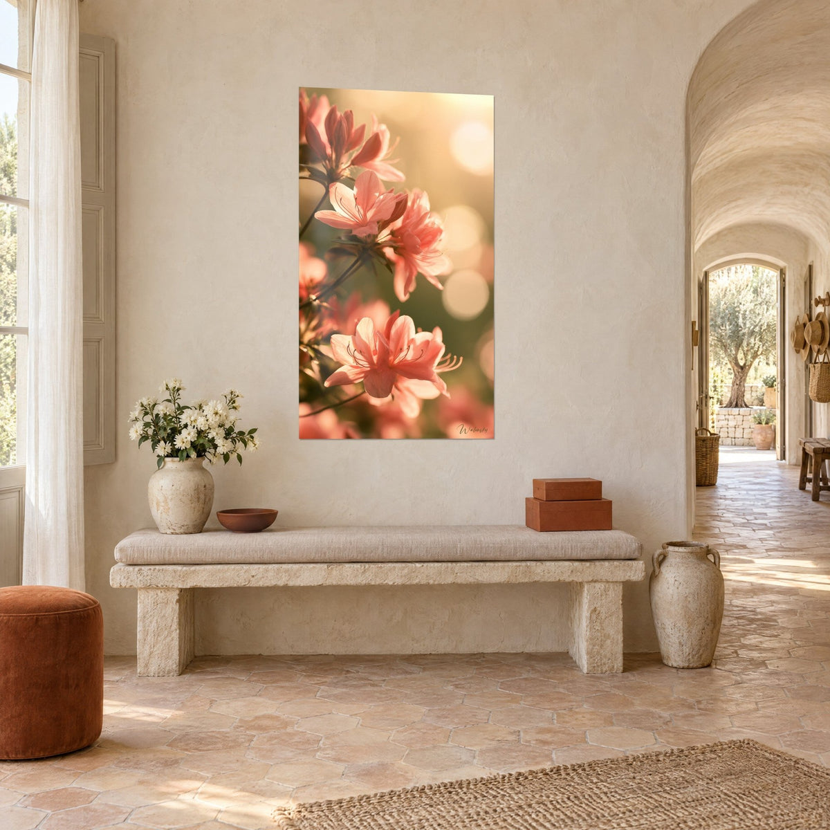 Tableau branche fleurie aux étamines fines, rose pêche et ocre doré, accroché au-dessus d'un banc de pierre dans un mas provençal