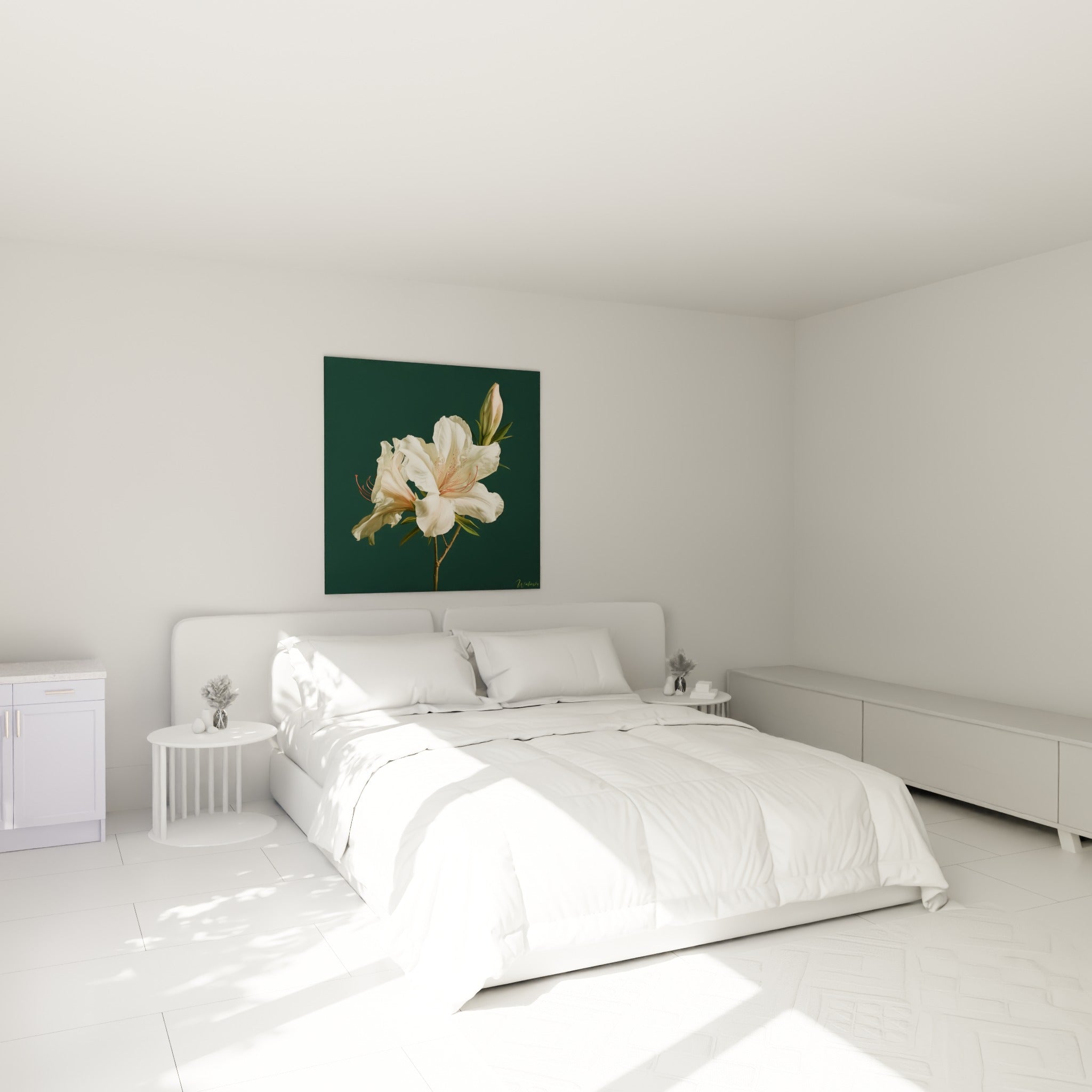 Fleur d'azalée blanche et rose corail au-dessus d'un lit dans une chambre claire