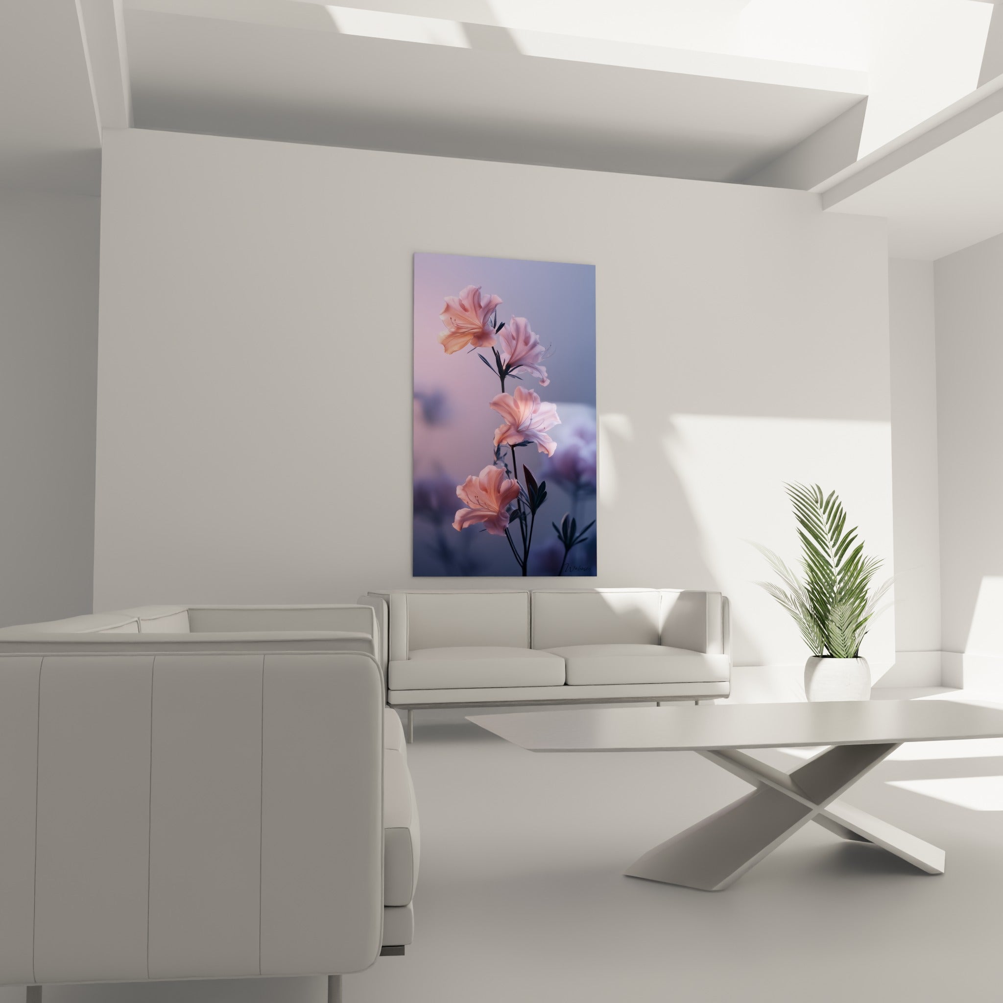 Pétales d'azalée rose corail et bleu lavande accrochés au-dessus d'un canapé dans un salon lumineux